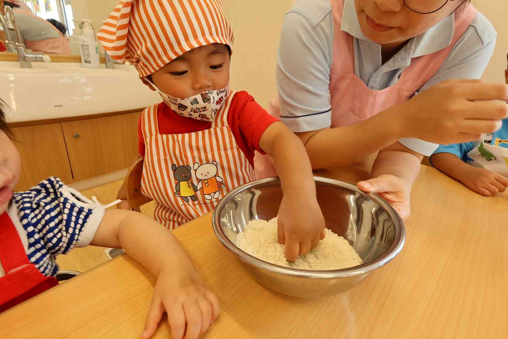 食育活動（米とぎ、おにぎり作り）