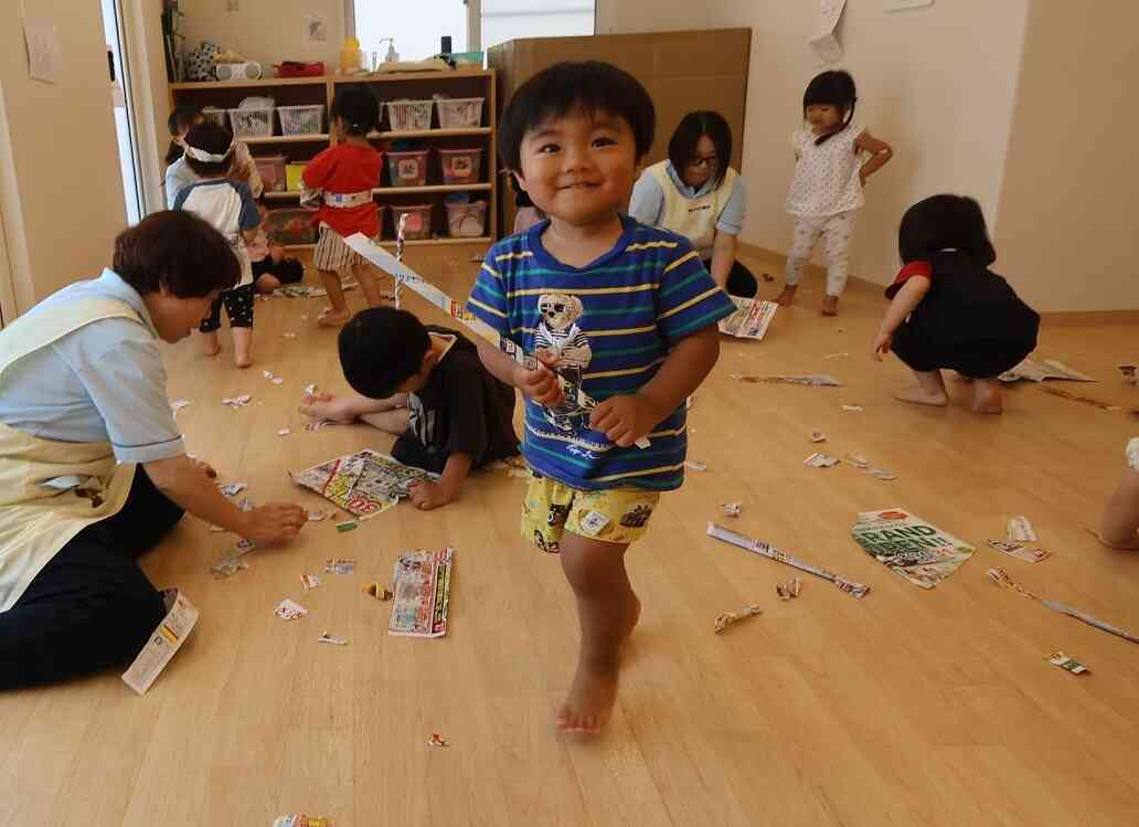 新聞紙で遊んだよ