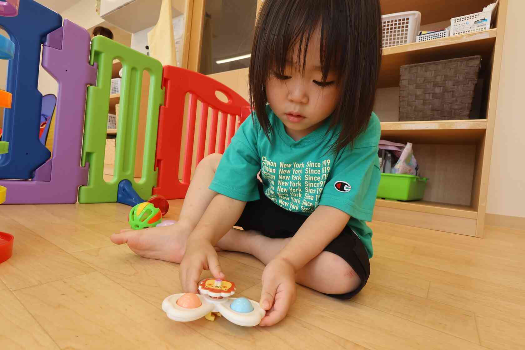 夢中になって遊んでいます。