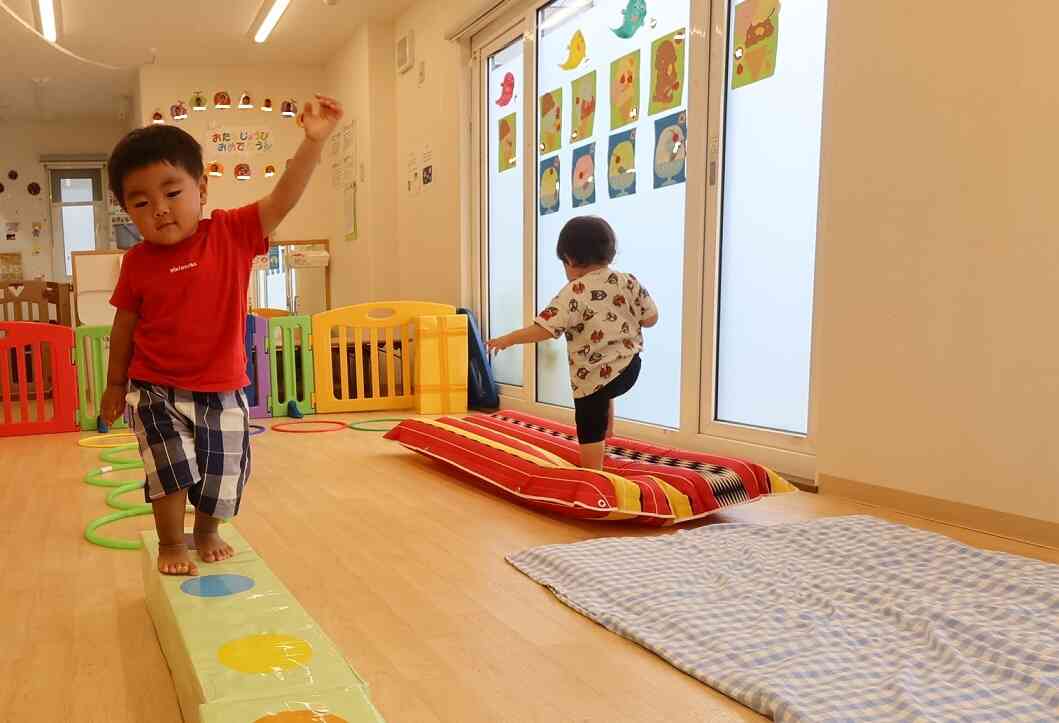 平均台にふわふわマット、様々な場所をバランスを取りながら歩いていきます。