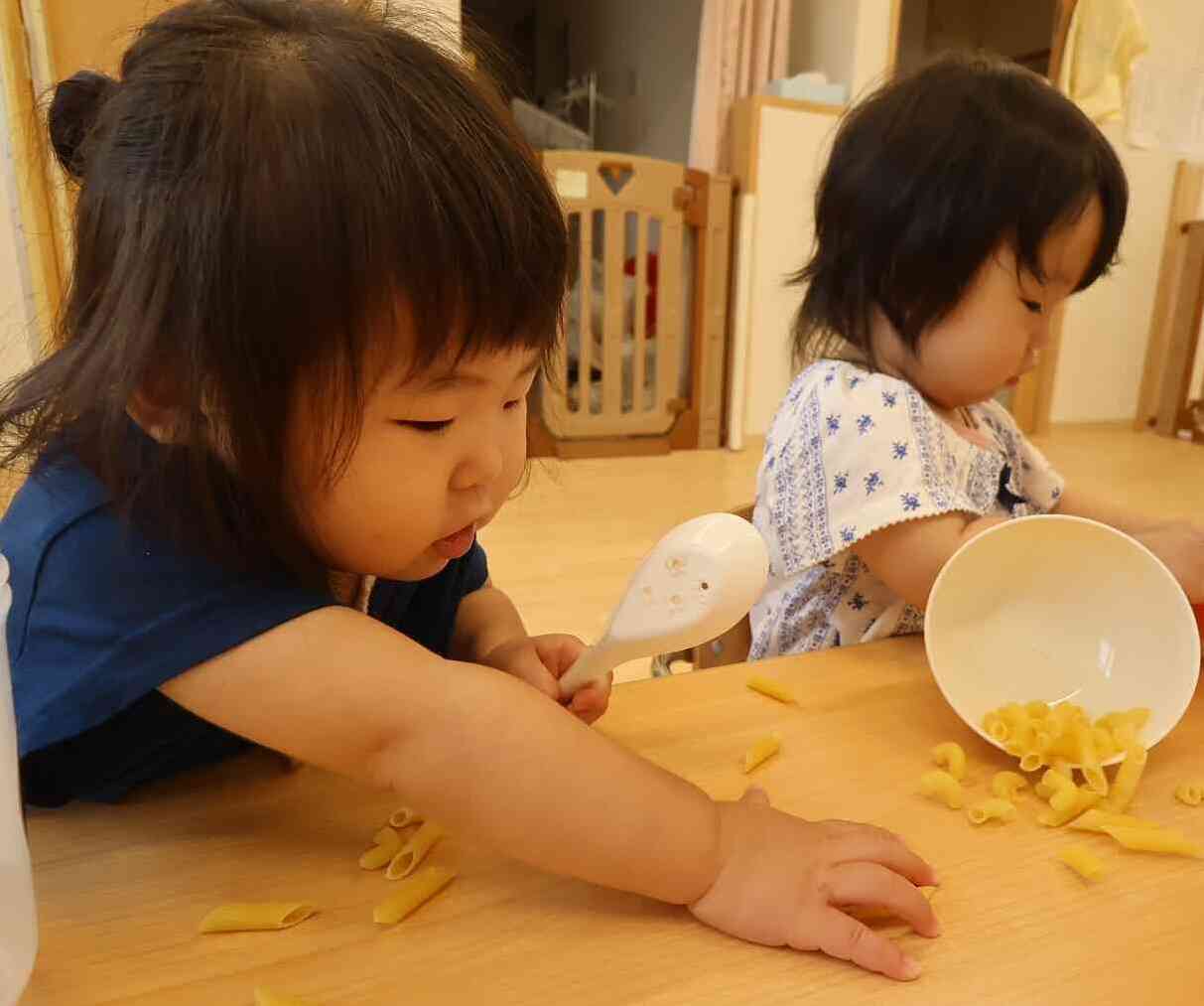 テーブルに広がったマカロニをつまもうと一所懸命なお顔が可愛いですね。