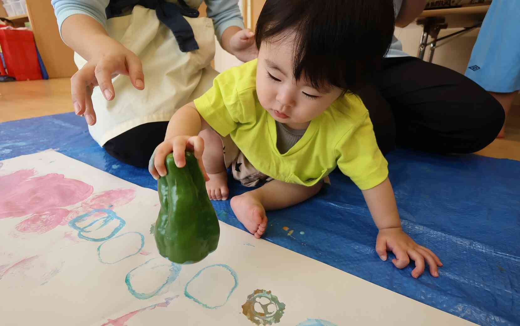 ひよこ組さんも色んな野菜でぺったん！