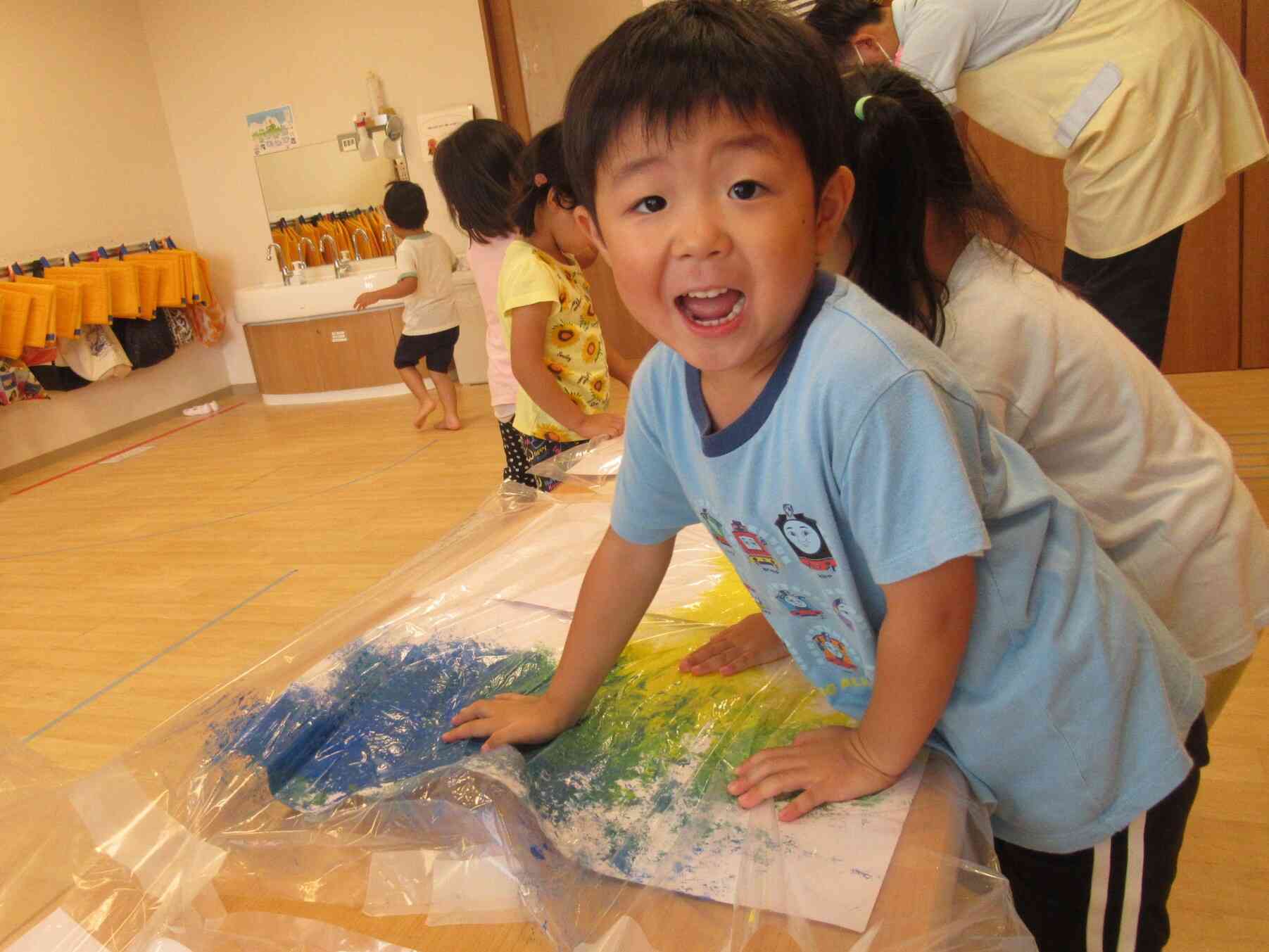 色混ぜ遊びから製作へ（3歳児りす組）｜ニチイキッズ北上むらさきの