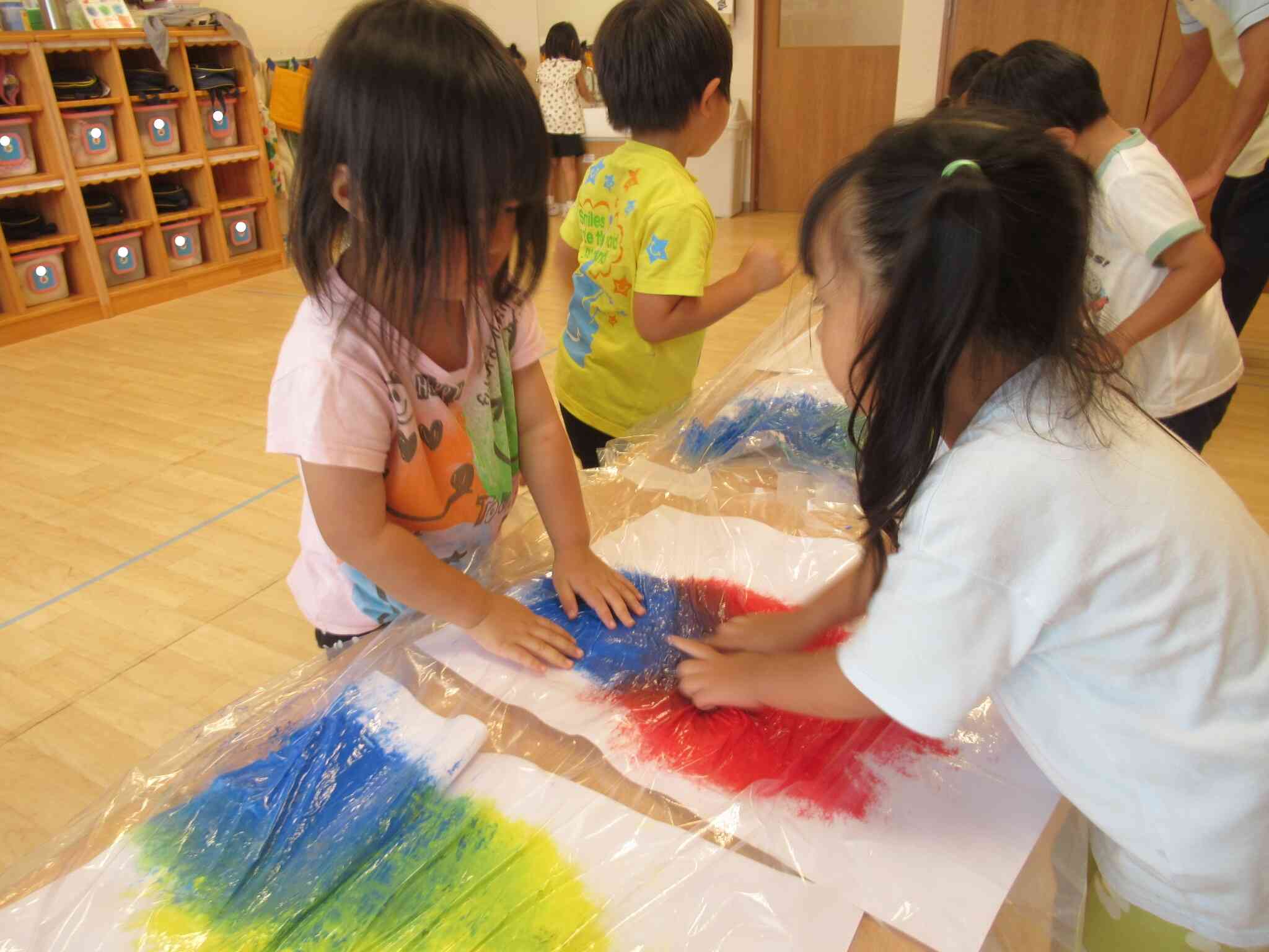 色混ぜ遊びから製作へ（3歳児りす組）｜ニチイキッズ北上むらさきの