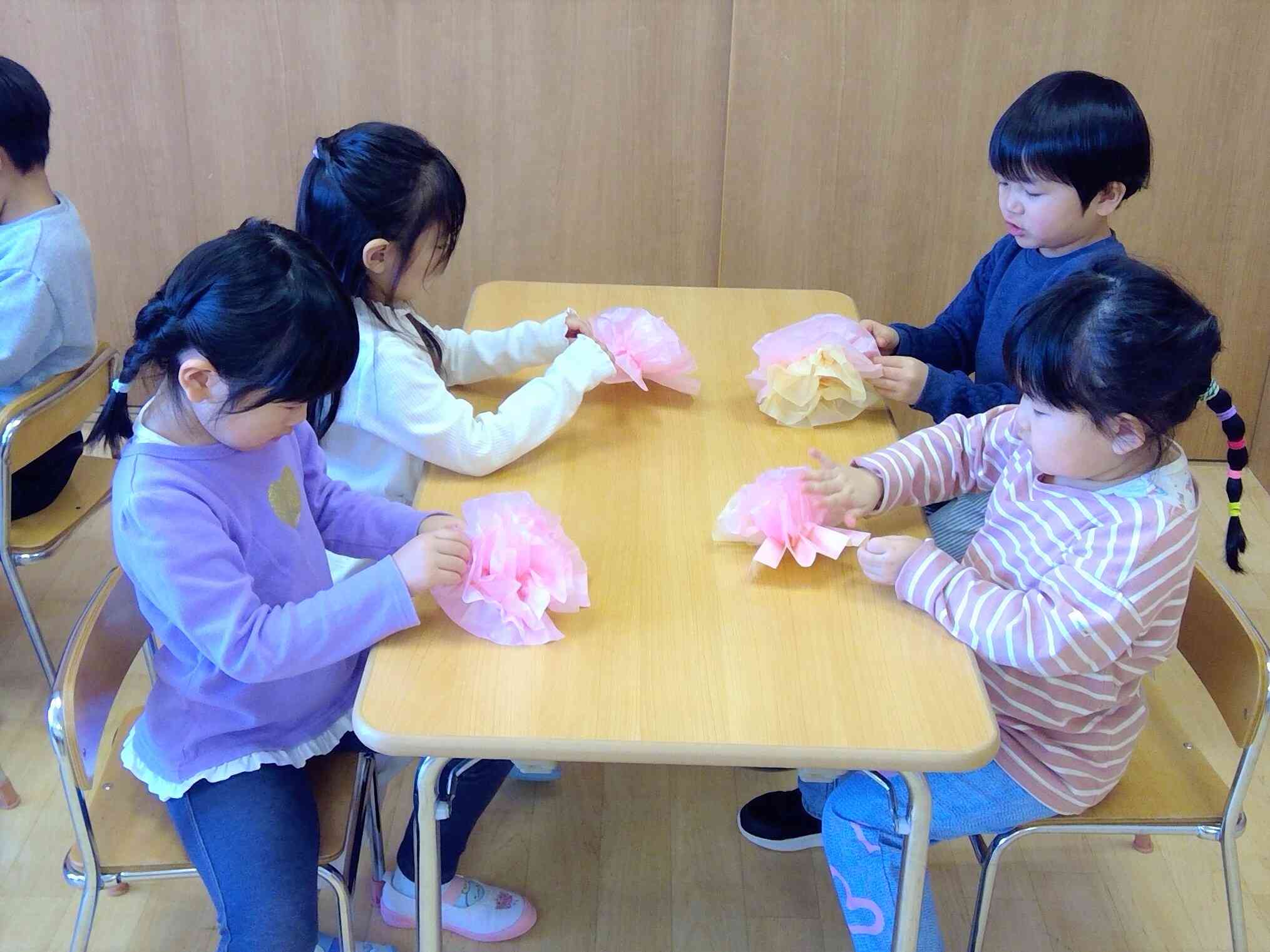 次はお花作り！細かい作業もできるようになりました。