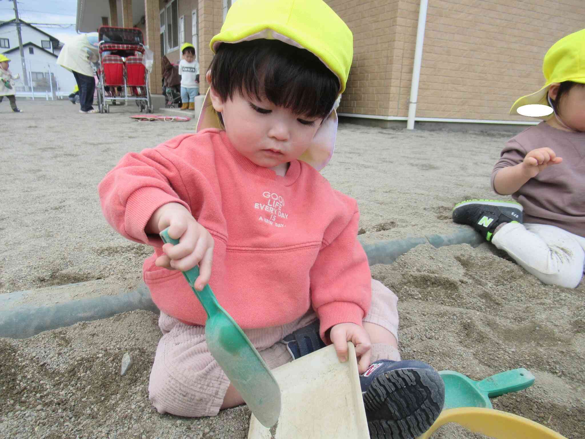 楽しいね、砂遊び