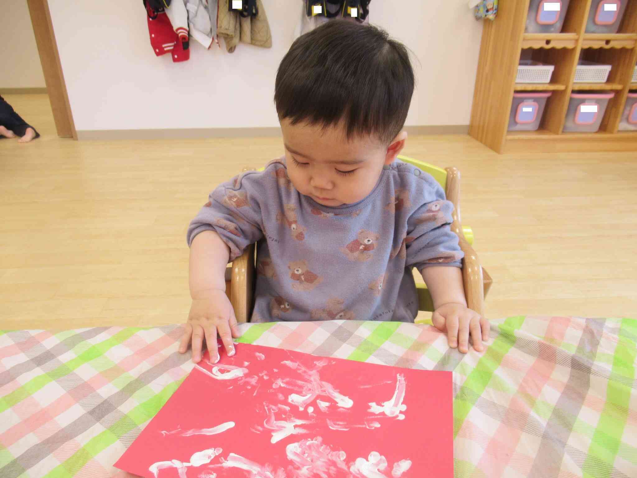 初めての絵の具にドキドキ　０歳児　ひよこ組