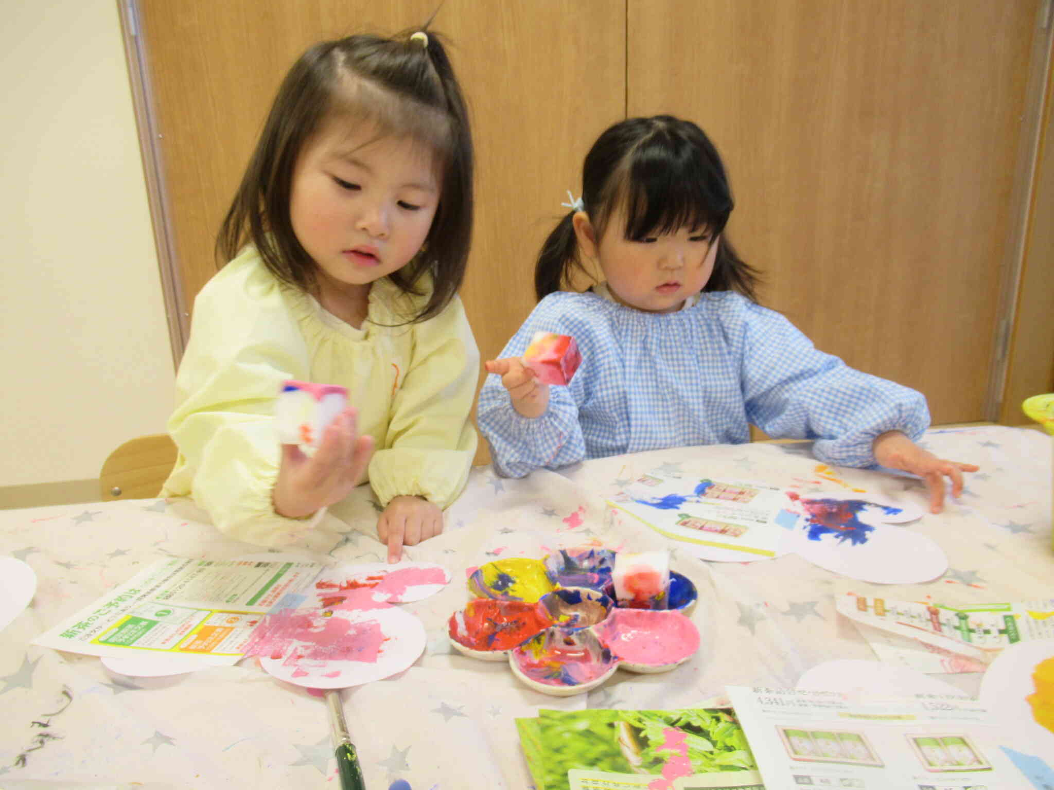 絵の具遊び、楽しいね。