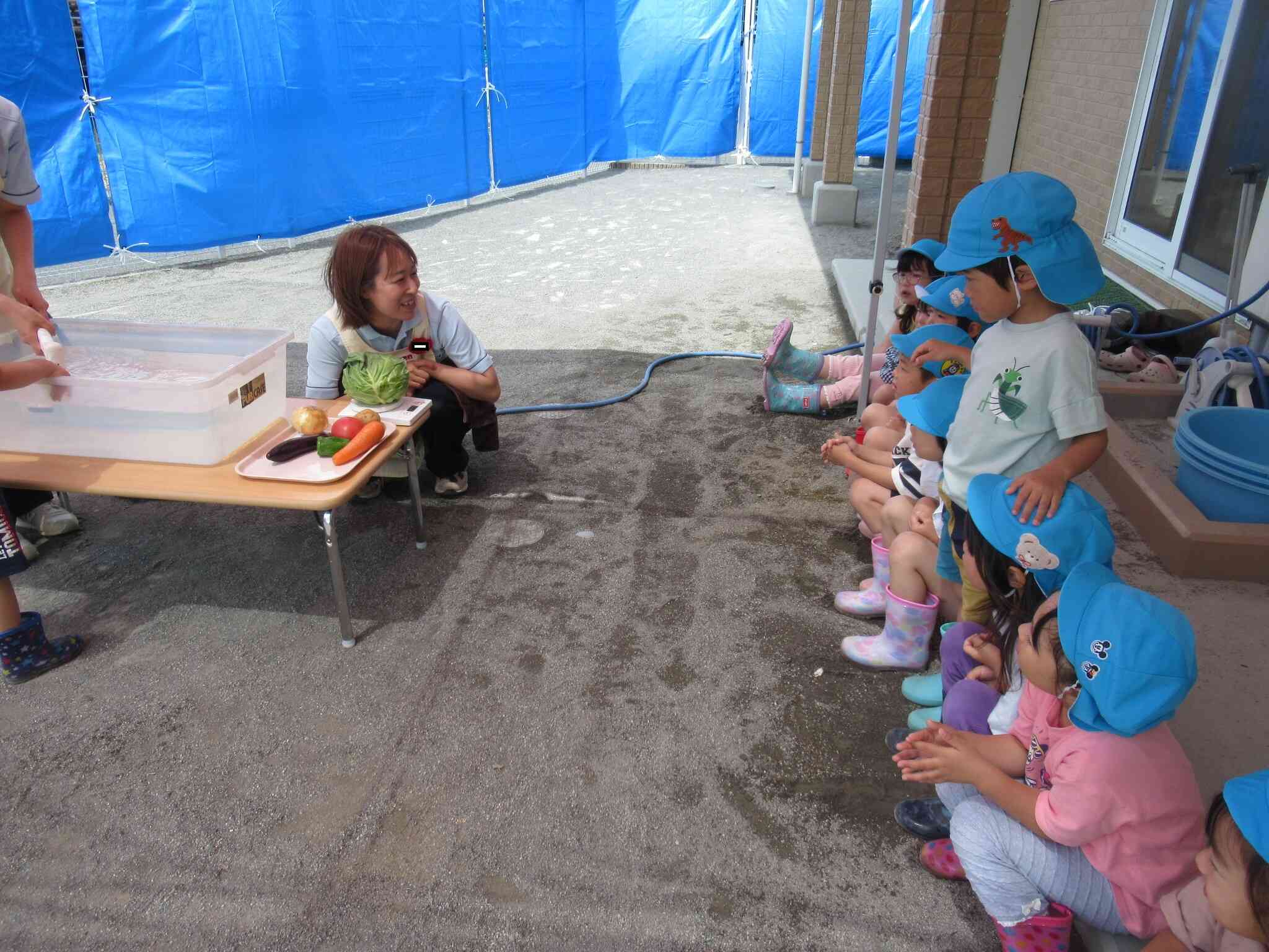 活動の後　「おみそ汁のキャベツは沈んでる～」と大発見！