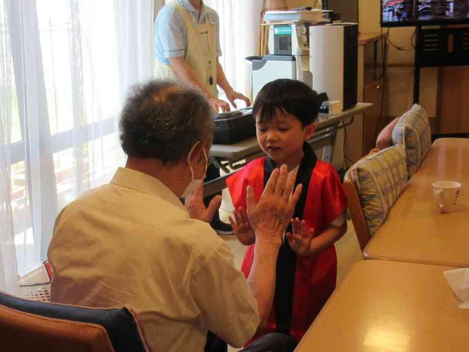 ケアセンター訪問交流活動（5歳児きりん組）
