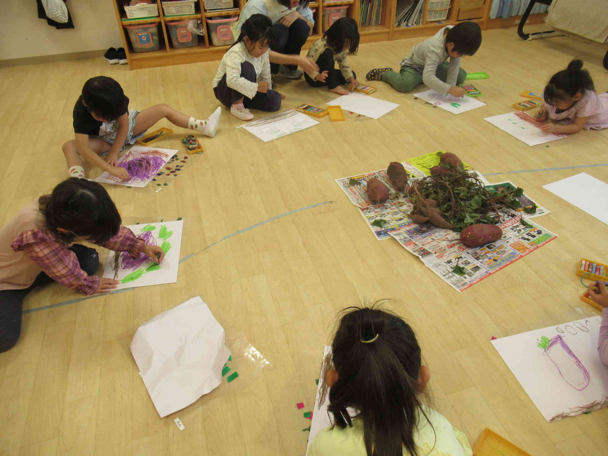 みんなでお芋の絵を描きました。