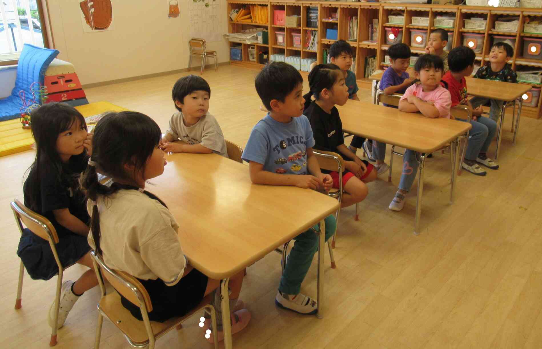 真剣にお話を聞いていました