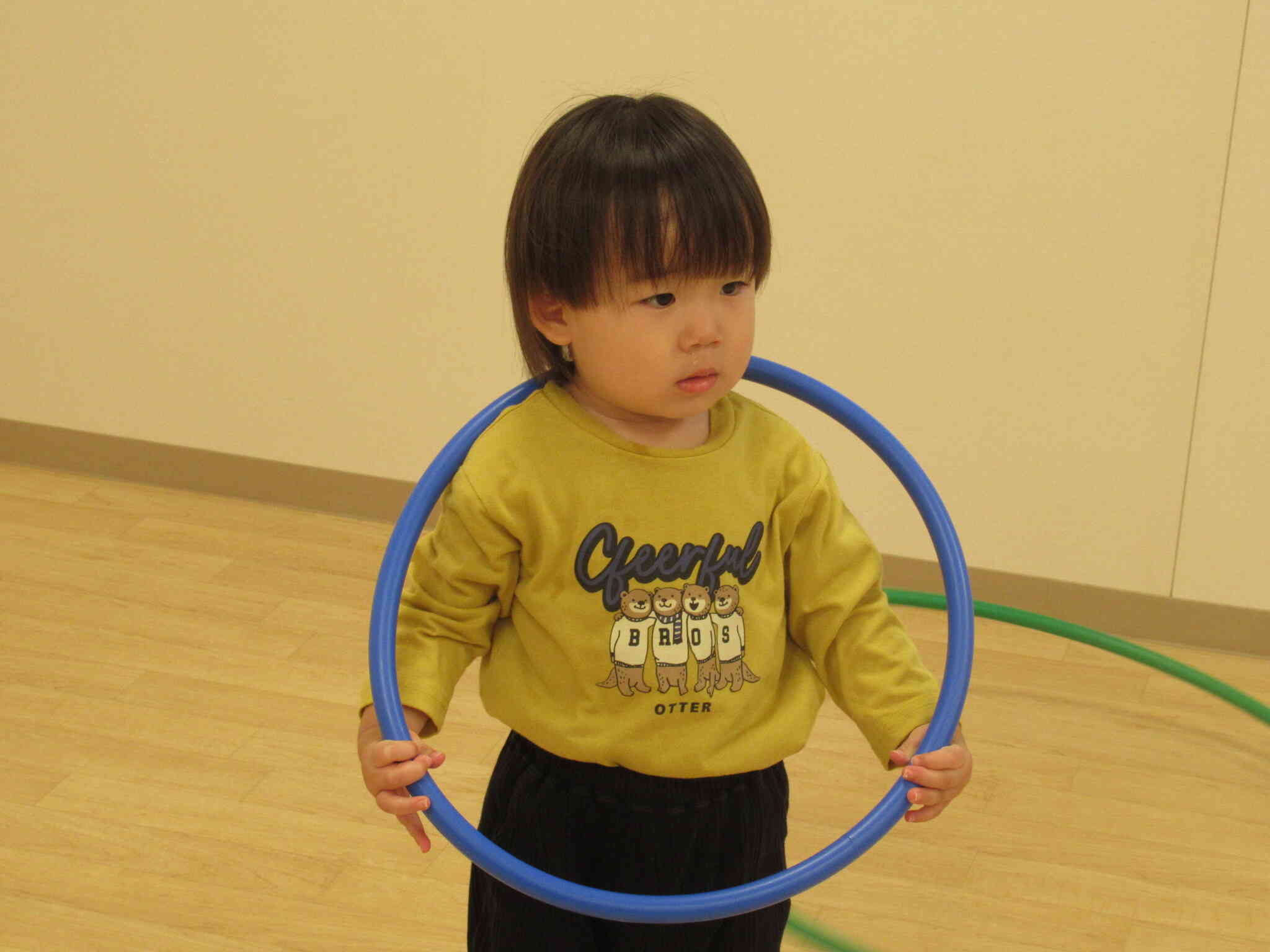 運動遊び～フープを使って～　1歳児あひる組