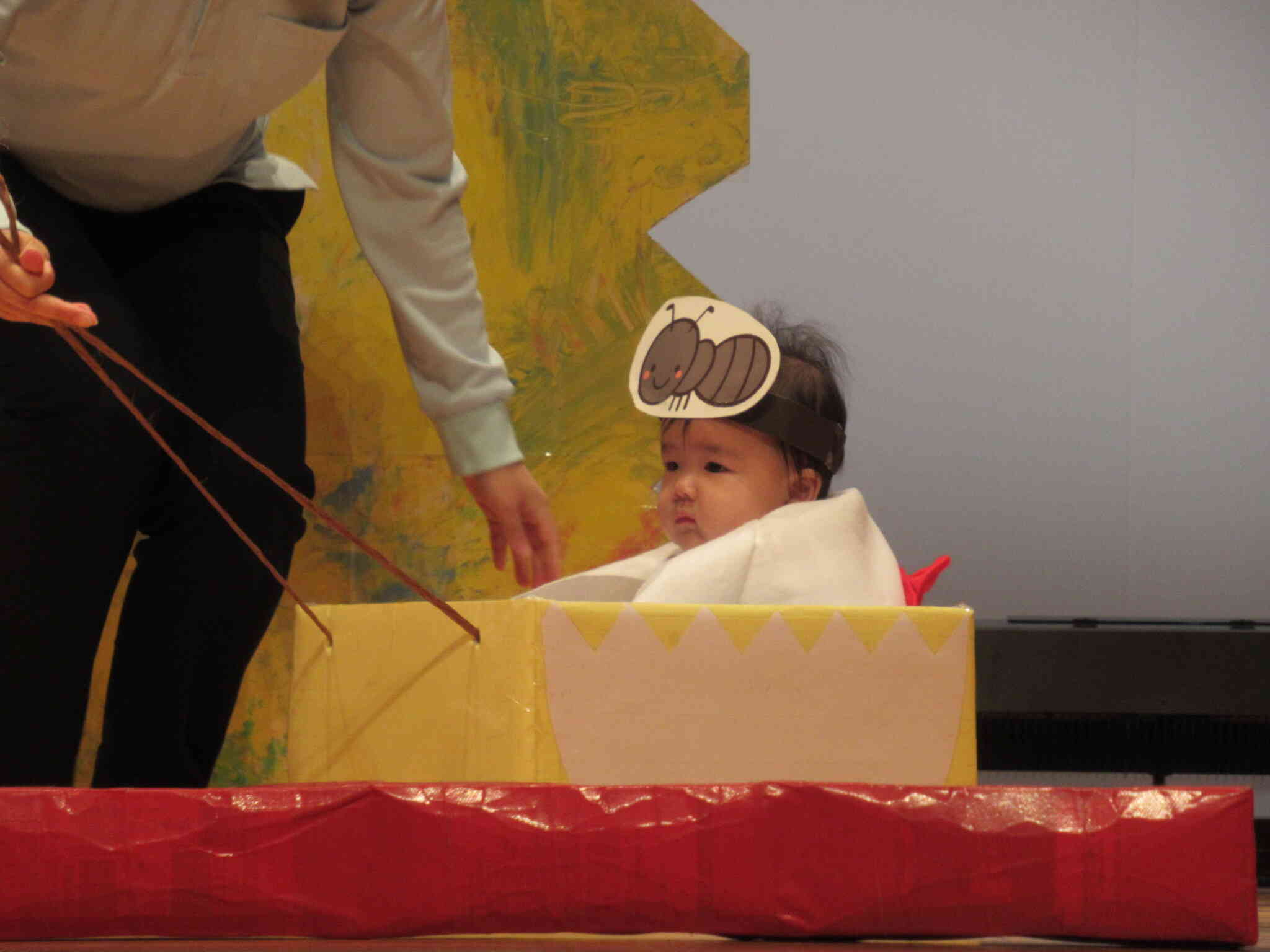 ダンボールカーでの登場!