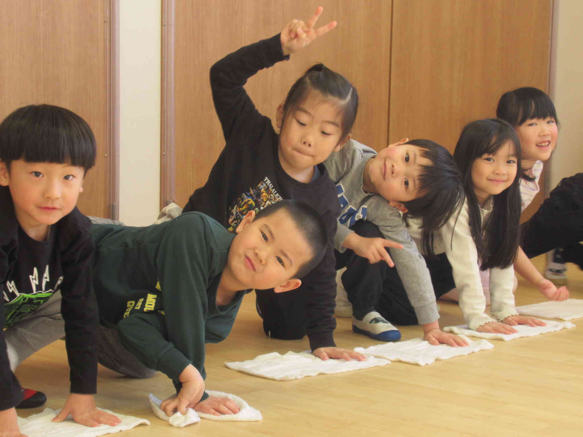 最後は雑巾がけレース