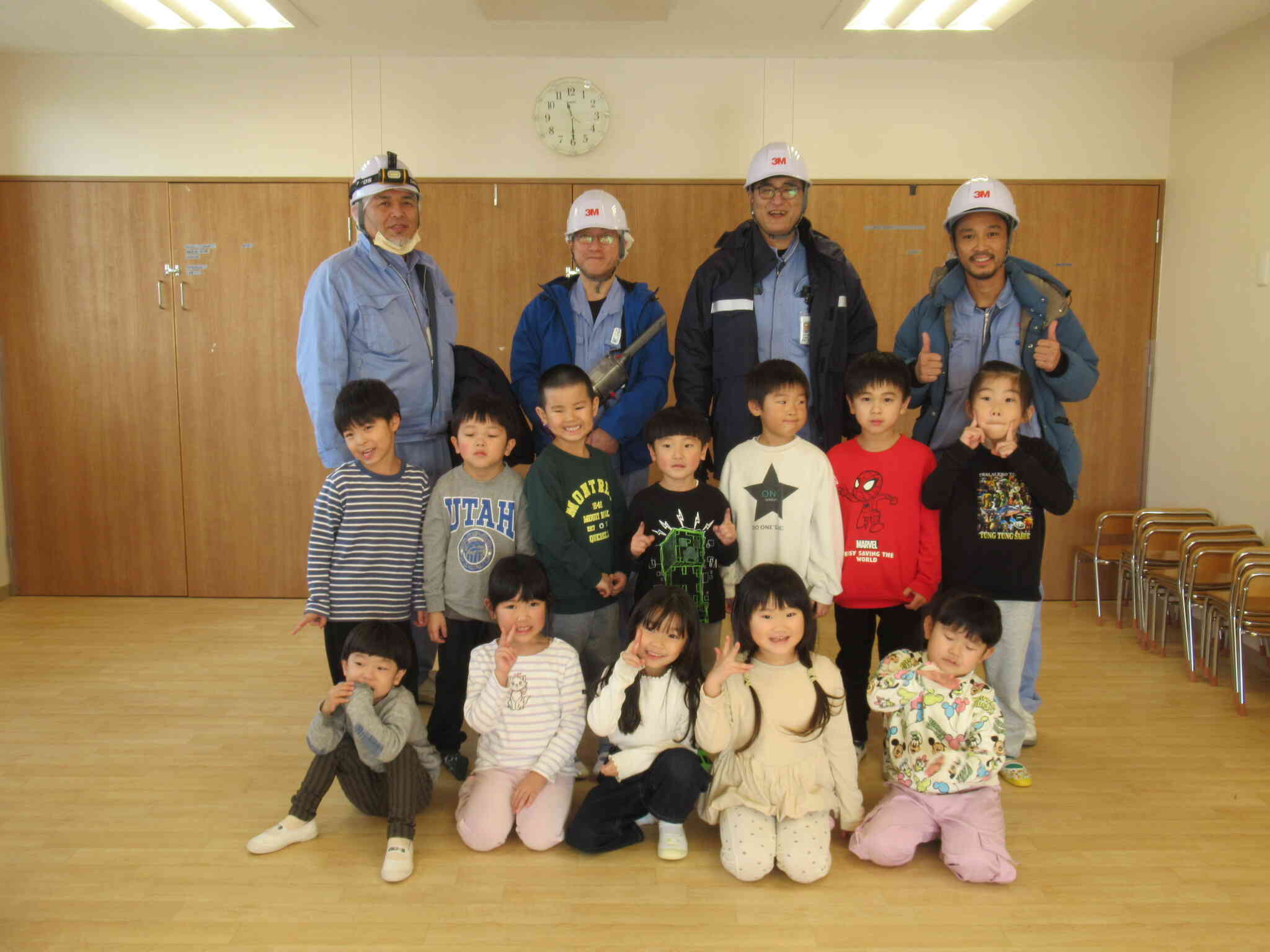 企業の地域貢献活動と一緒に大掃除（5歳児きりん組）