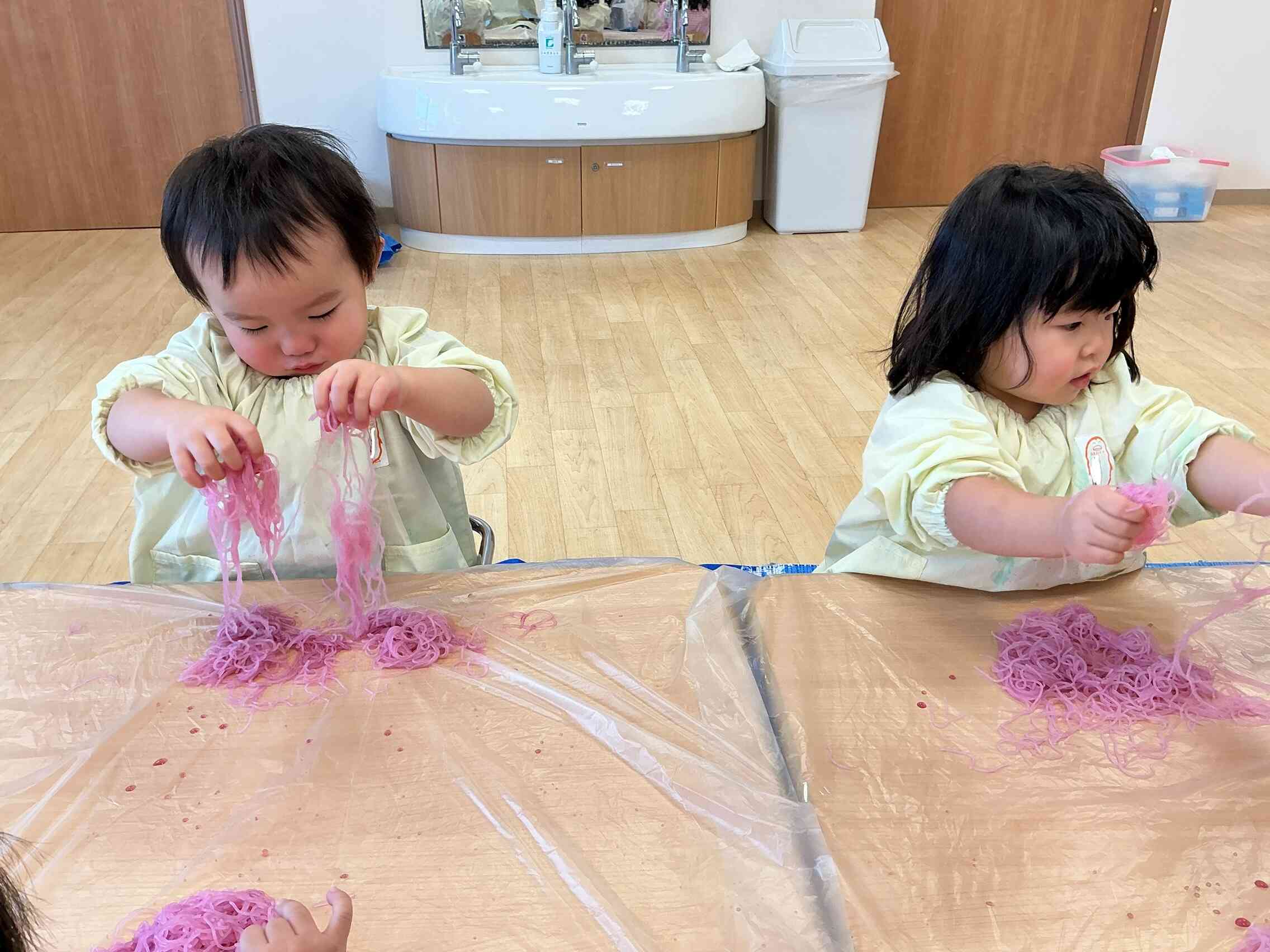 一歳児あひる組〜春雨感触遊び〜