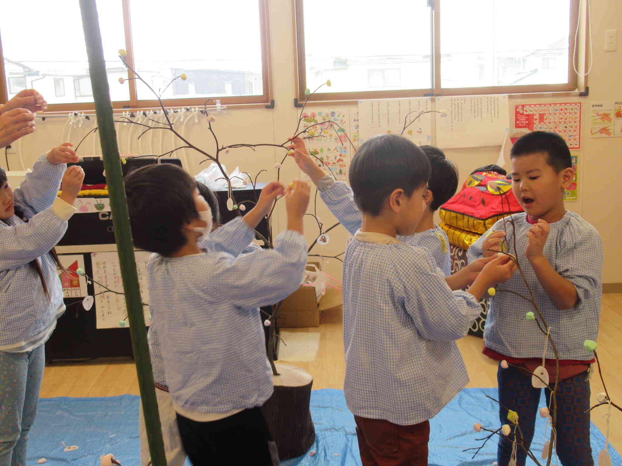 願いを込めながら、みずきにお団子を飾っています。