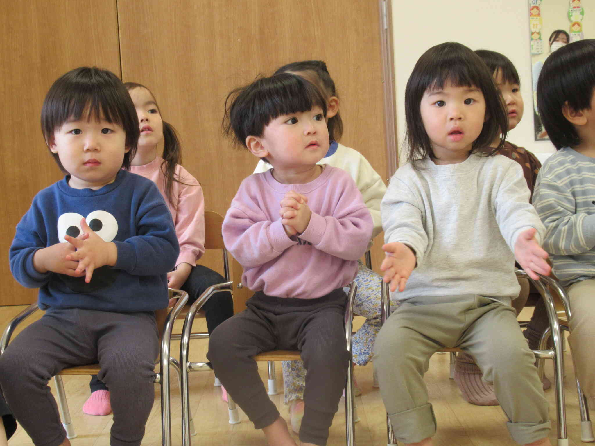 手をたたきながら上手に歌っています。