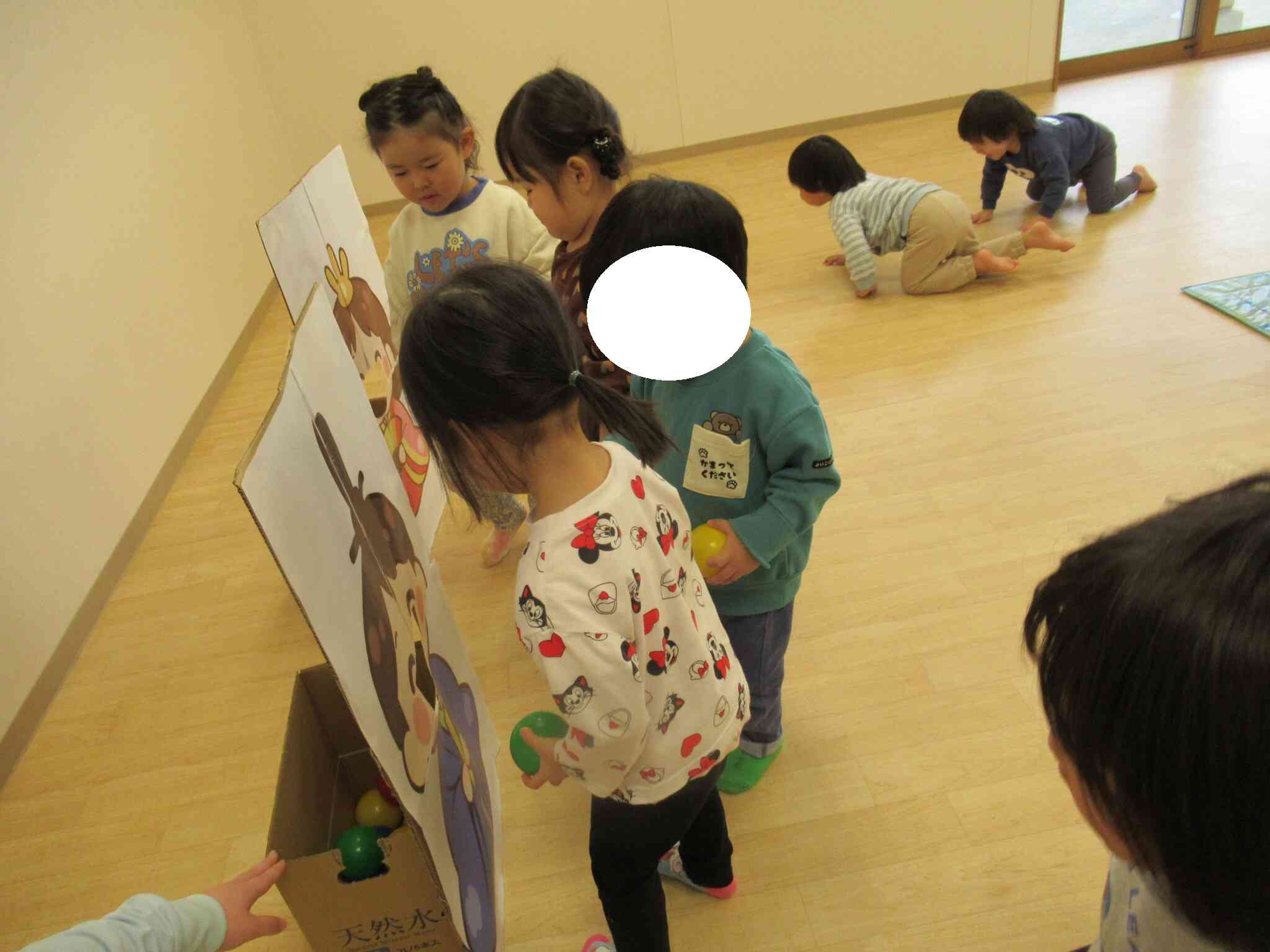 おだいりさまの口に…えいっ！