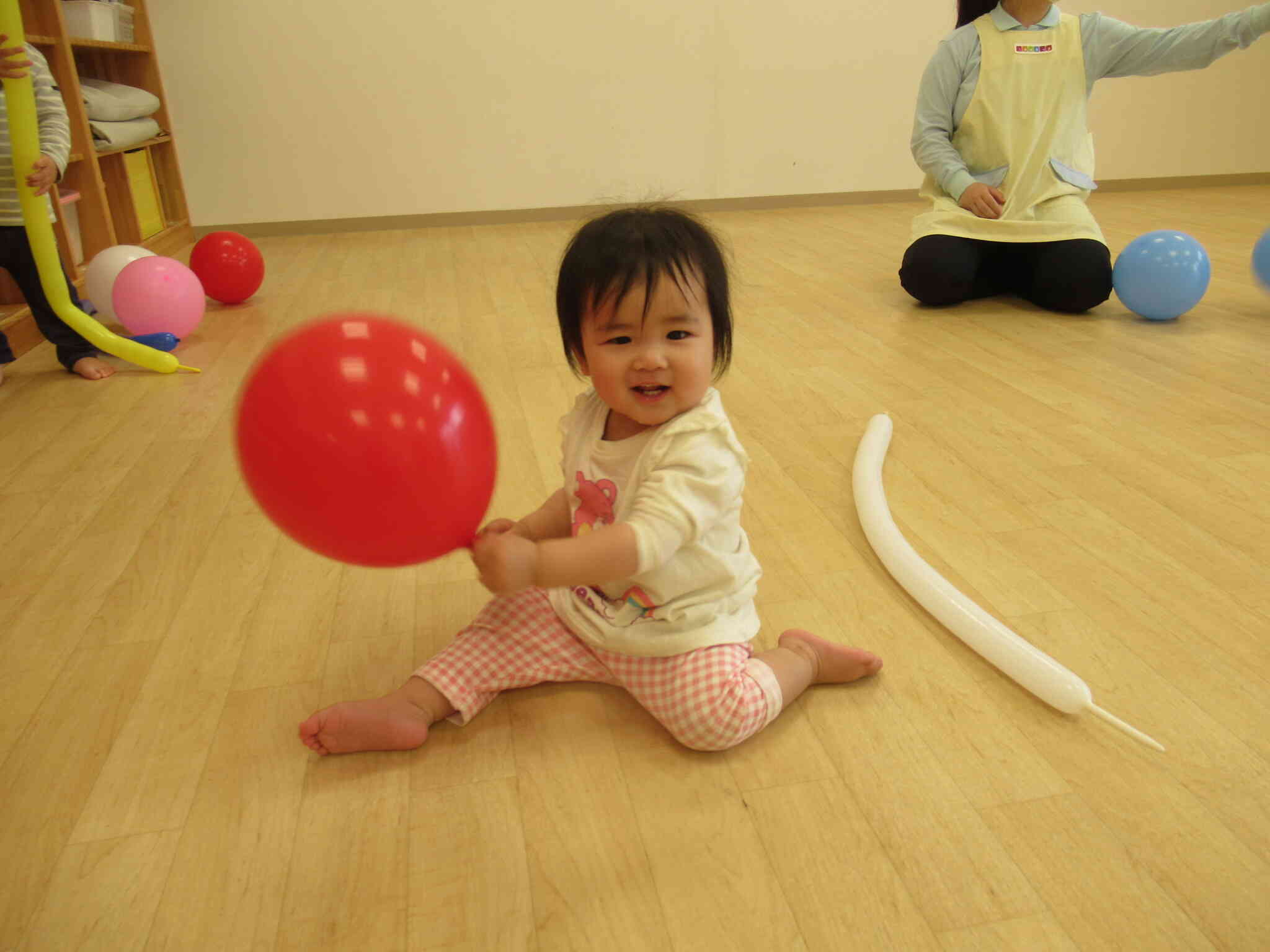 風船遊び（1歳児 あひる組）
