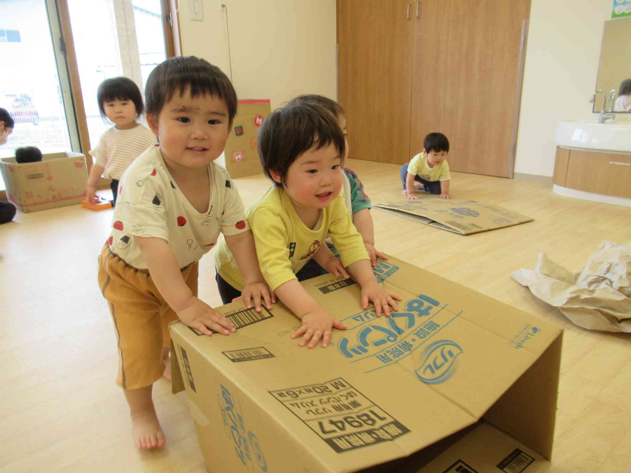 箱遊び（1歳児　あひる組）