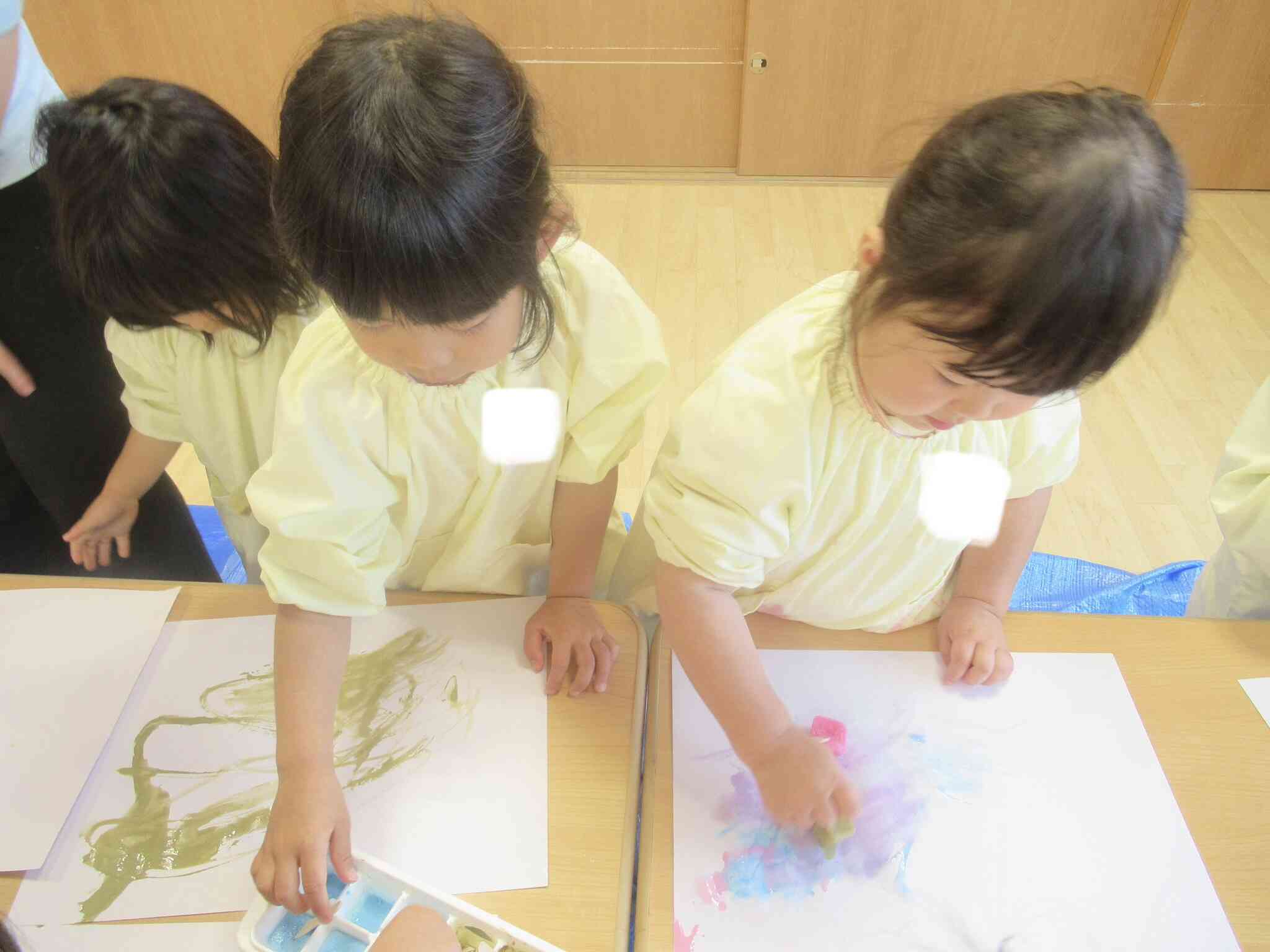 色氷でお絵描き　（3歳児　りす組）