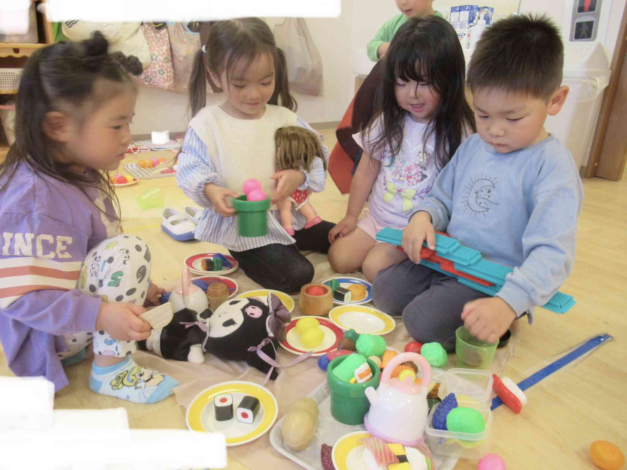 箱遊び（1歳児 あひる組）｜ニチイキッズ北上むらさきの保育園｜ニチイ