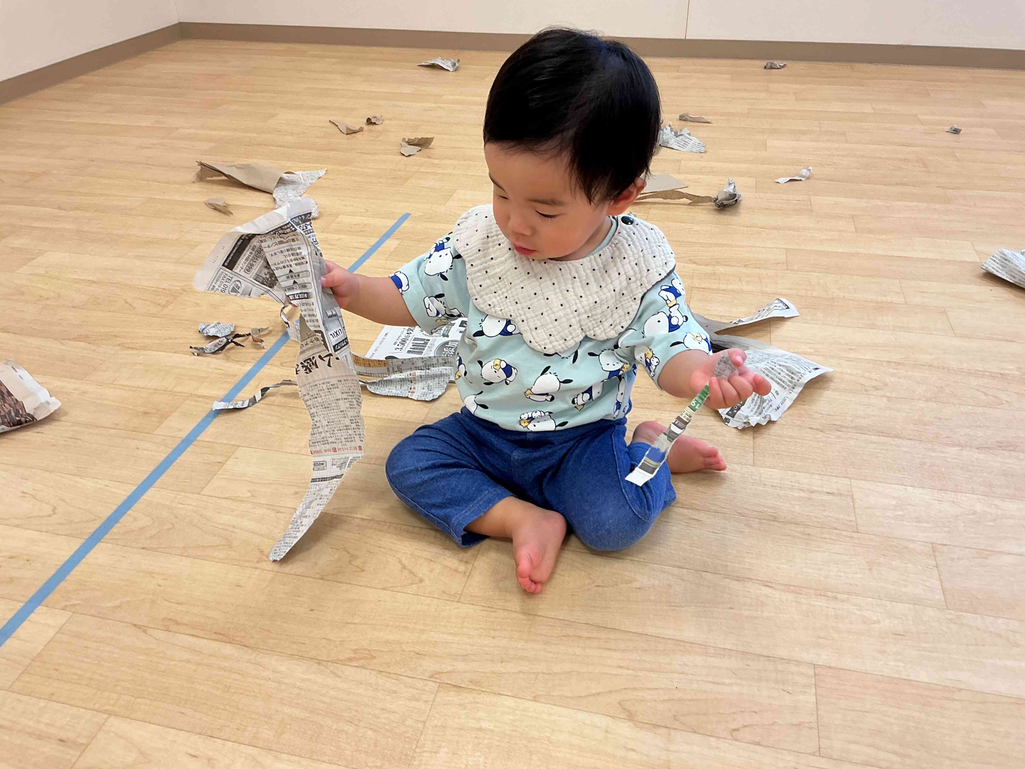 新聞紙遊び(1歳児あひる組)