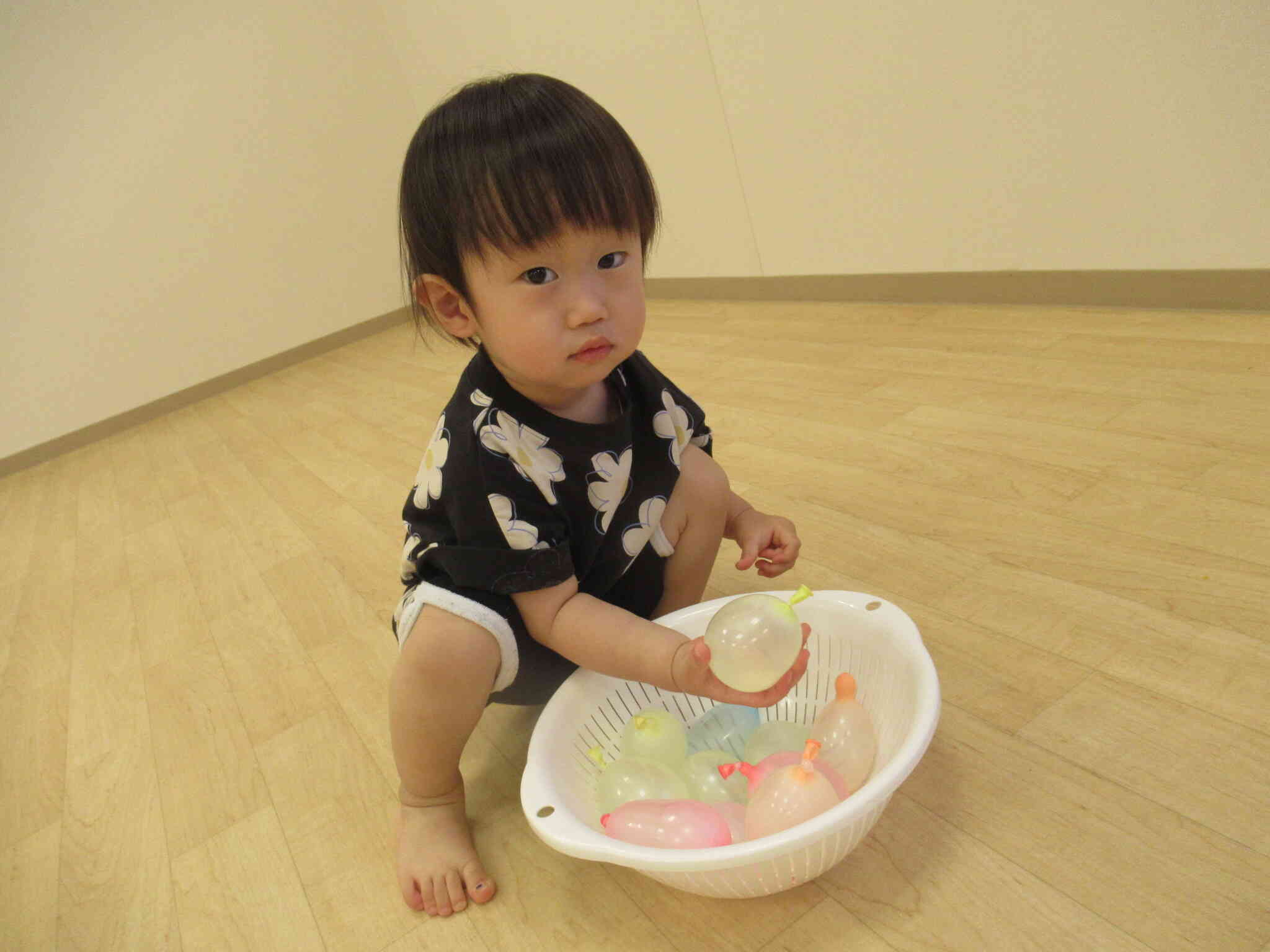 ひんやり水風船遊び（1歳児　あひる組）