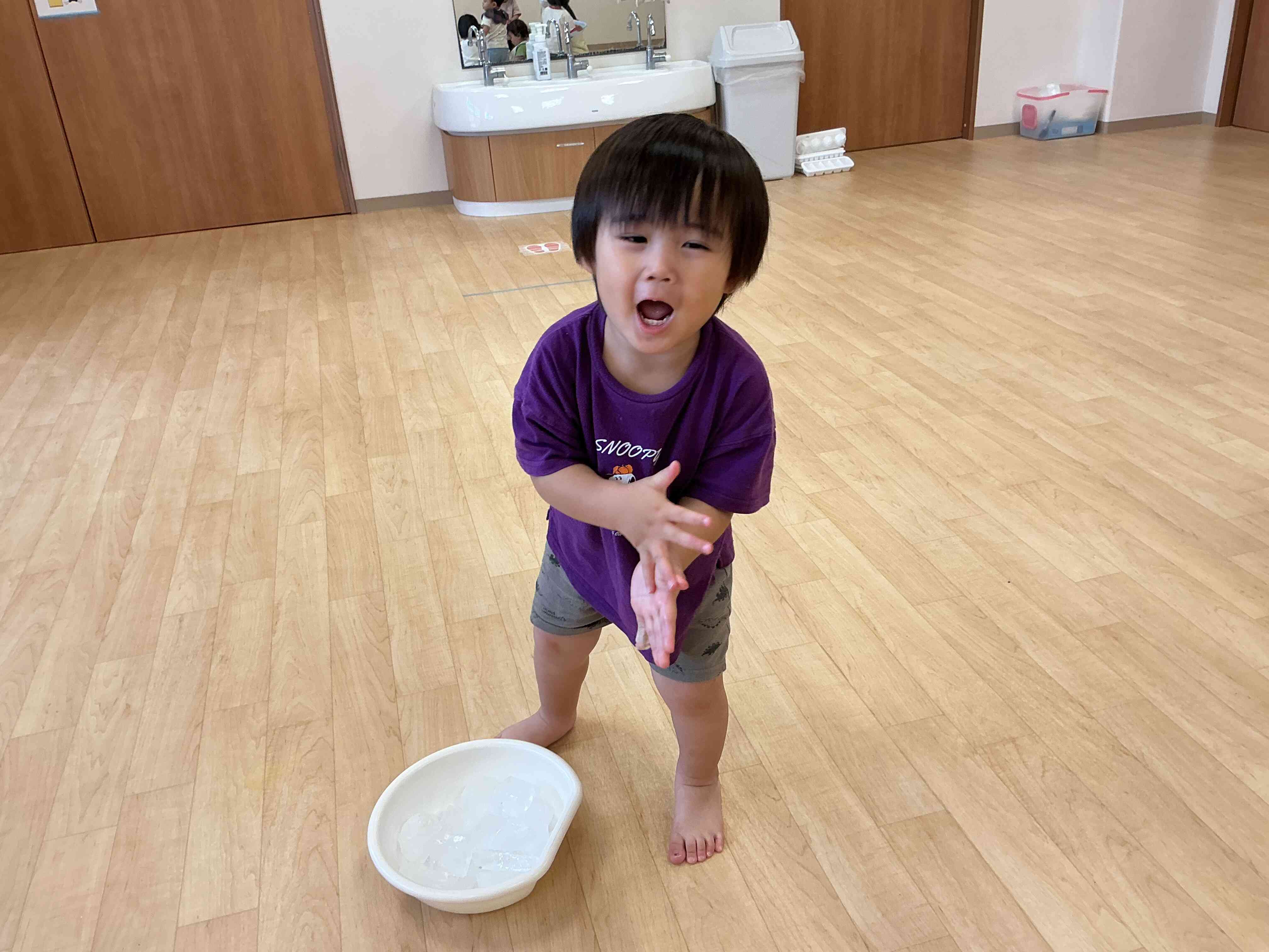 氷遊び（１歳児あひる組）
