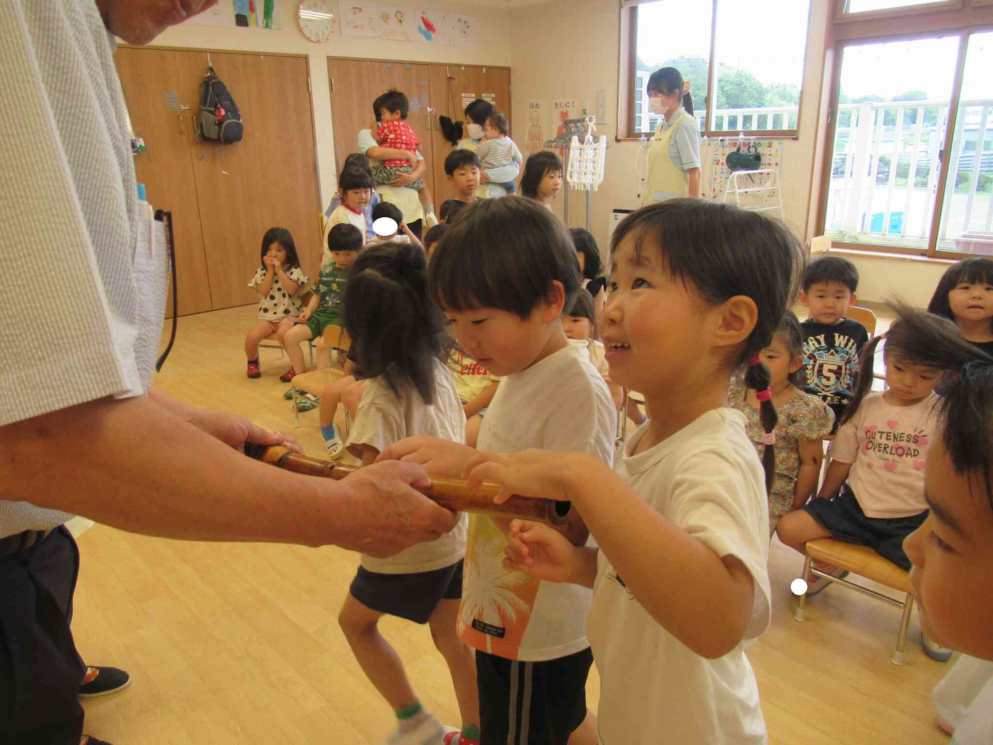 日本文化に触れる（尺八演奏会）～地域の方との交流～