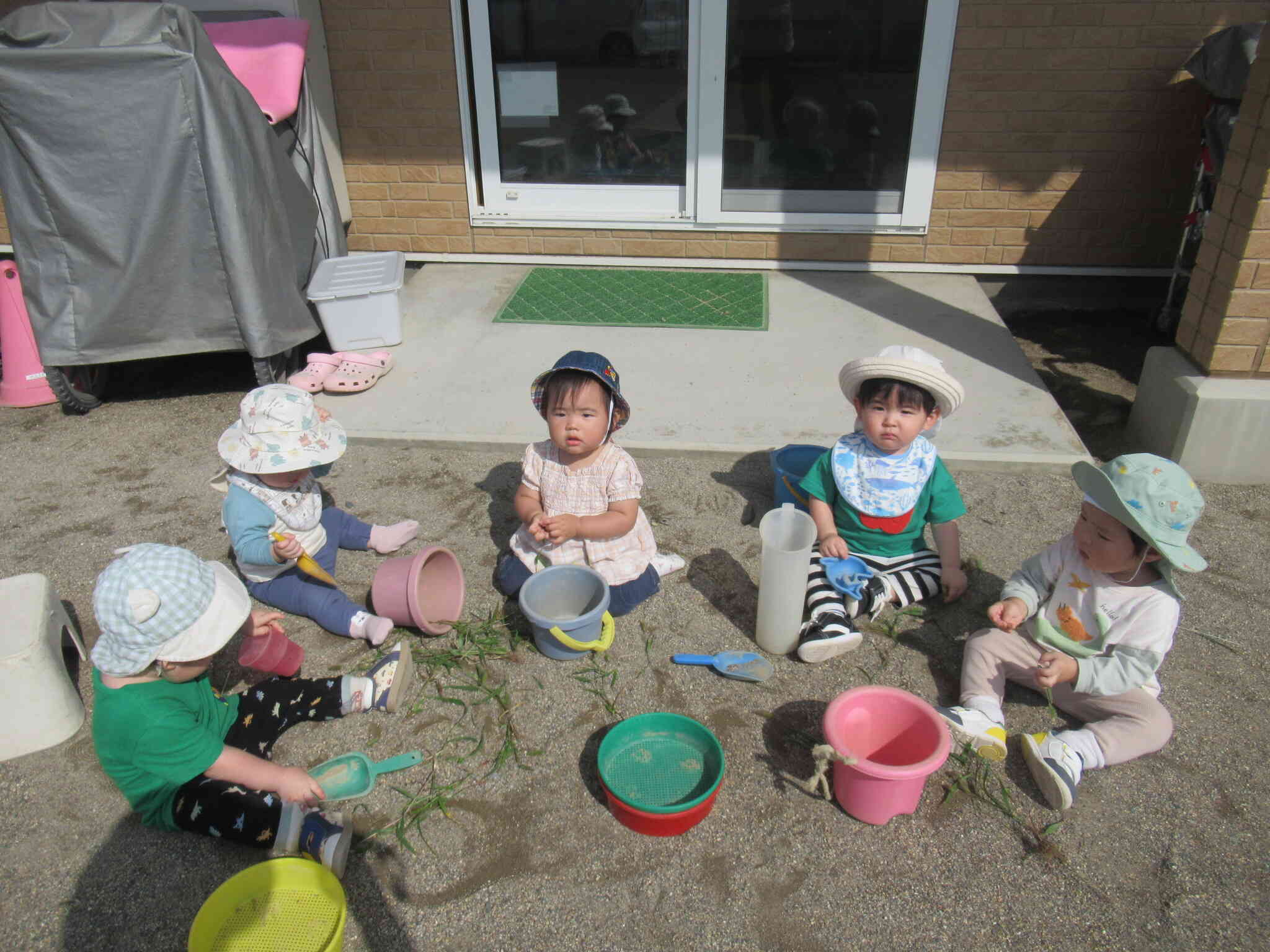 ぽかぽか秋晴れのお外は気持ちがいいなあ～（0歳児　ひよこ組）