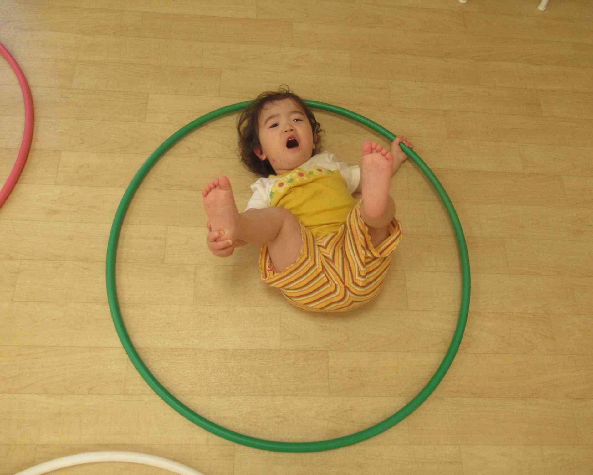 フラフープ遊び（1歳児あひる組）