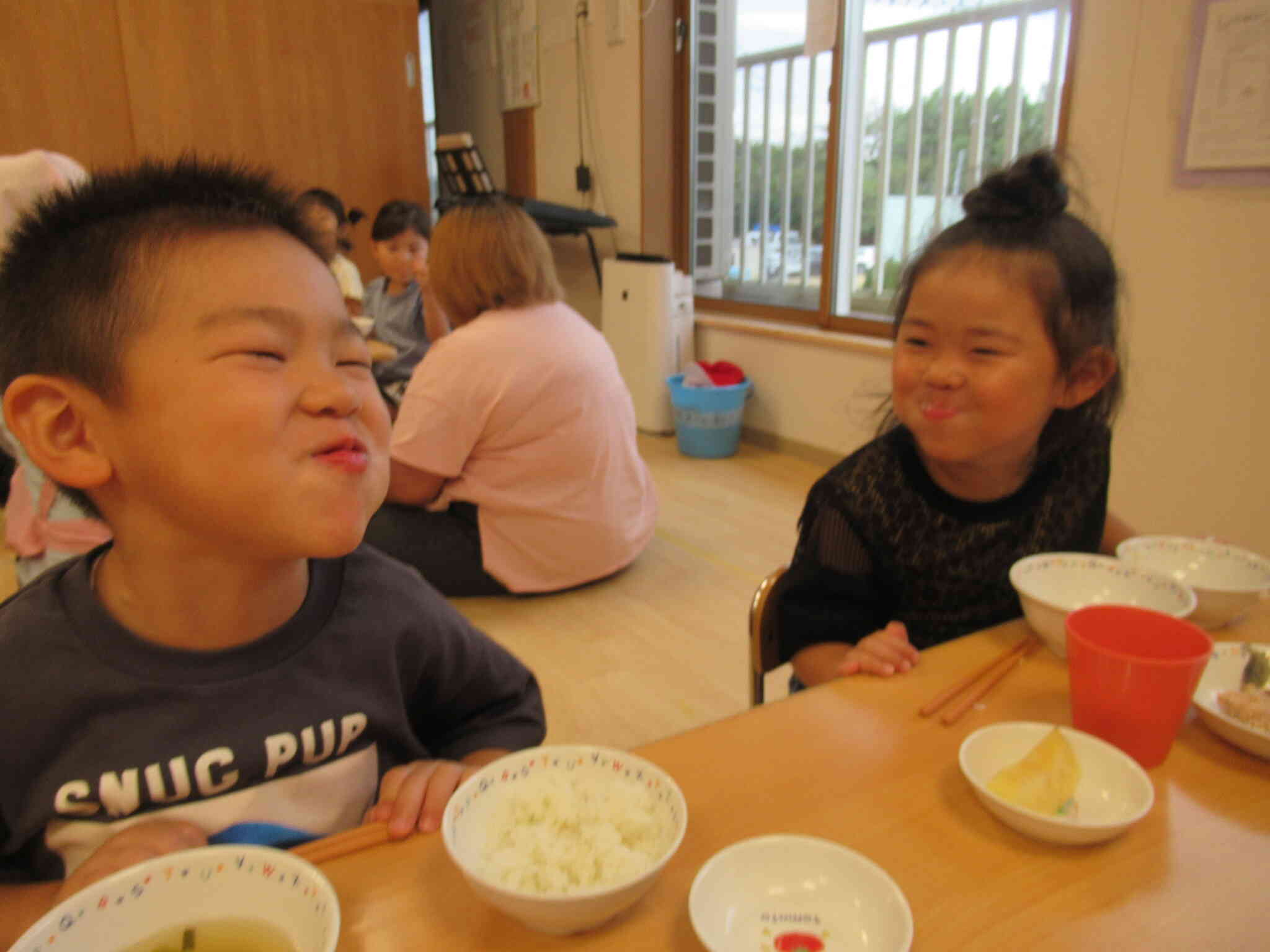 みんなで食べるご飯美味しいね！
