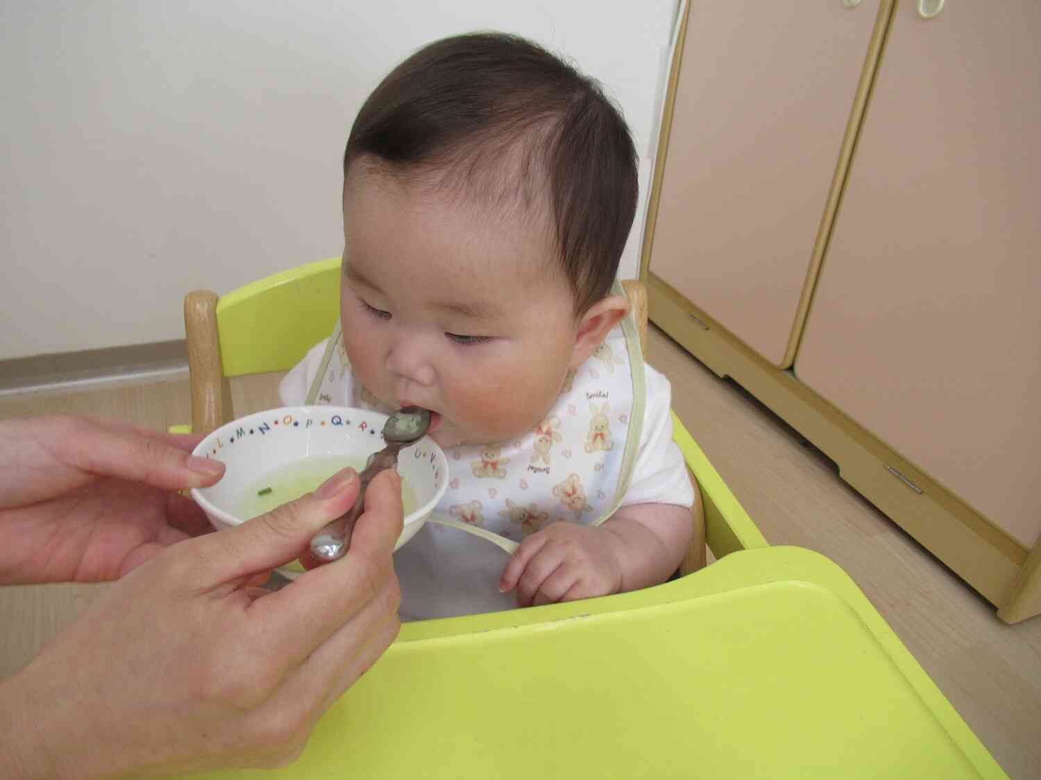 0歳児ひよこ組お給食の時間