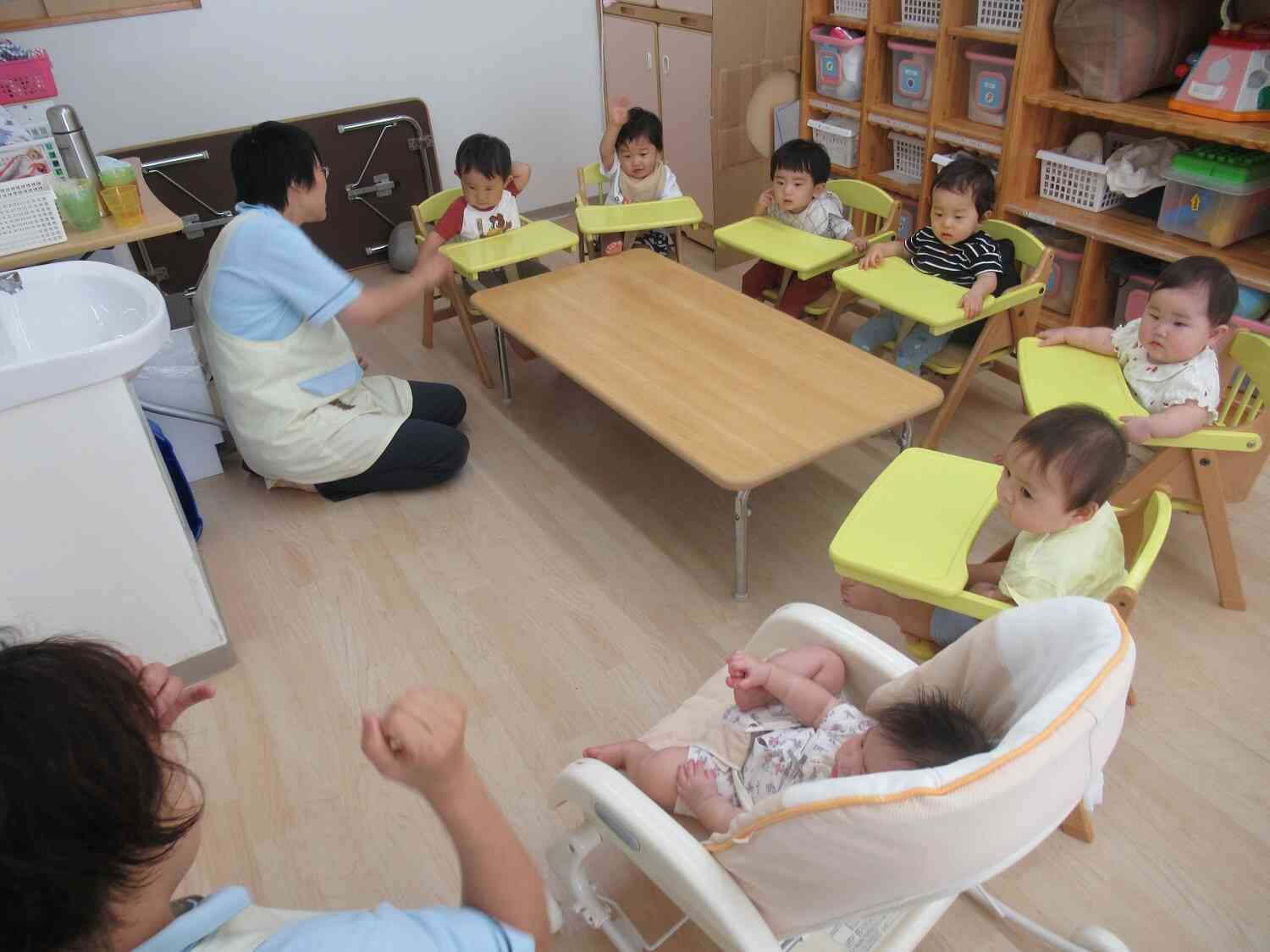 朝の会の様子（0歳児ひよこ組）