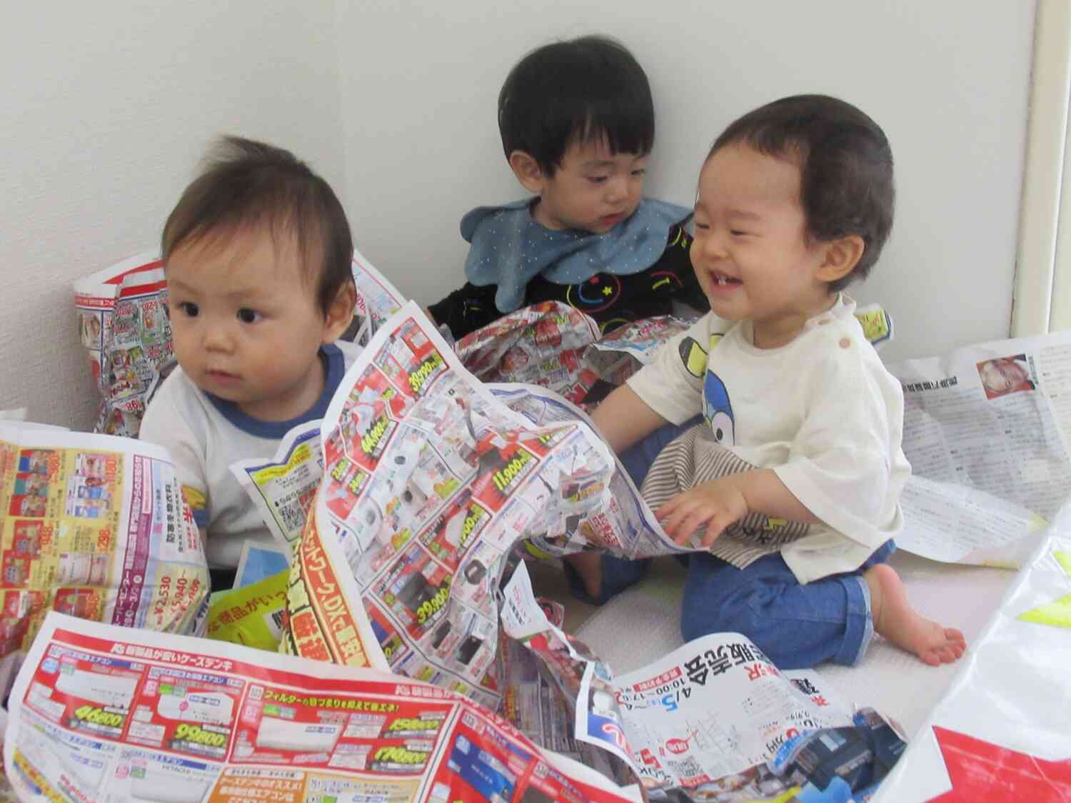 新聞紙遊びの様子（ひよこ組）