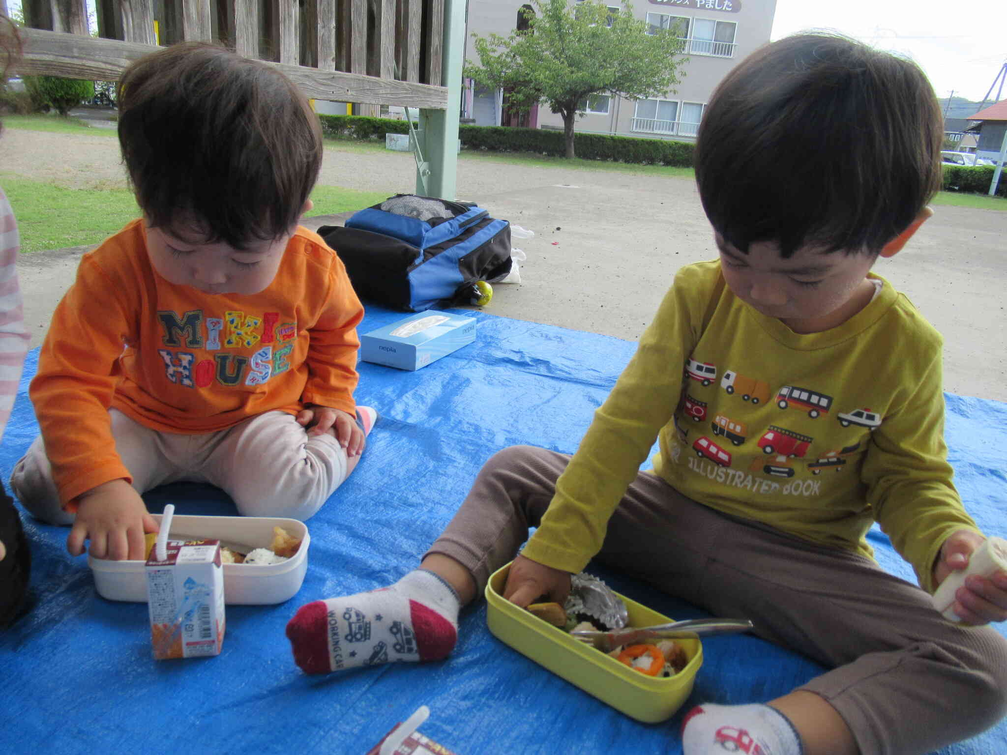 お外で食べるの楽しいね