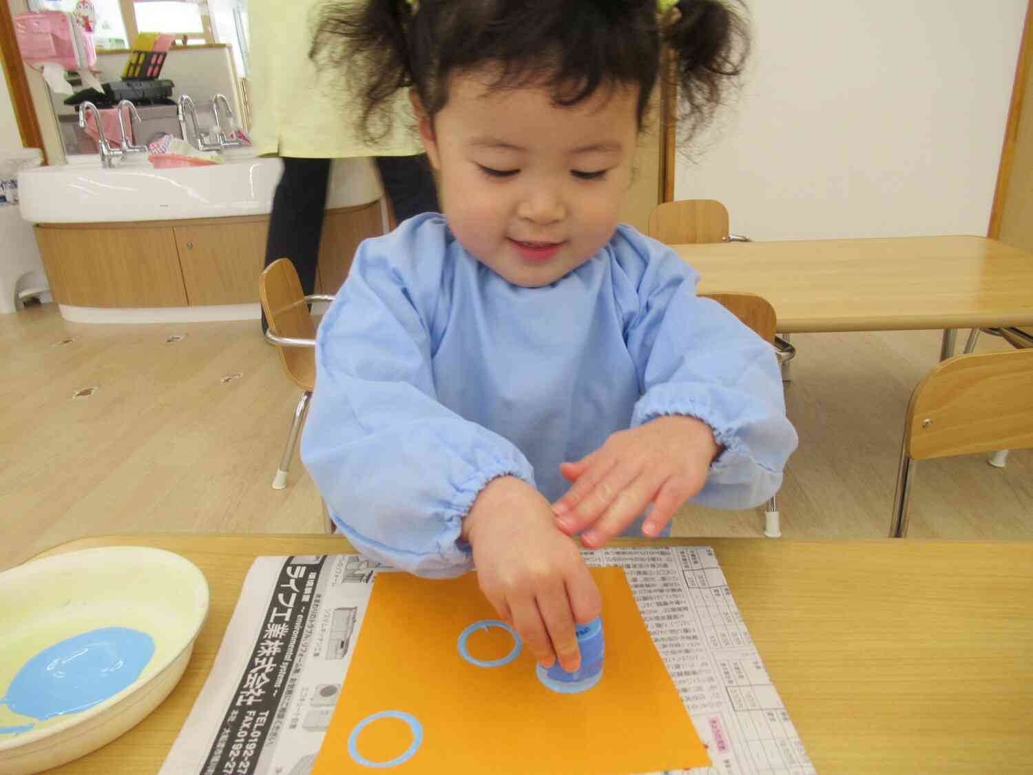 両手を使ってぐっぐっ、上手にできるかな？