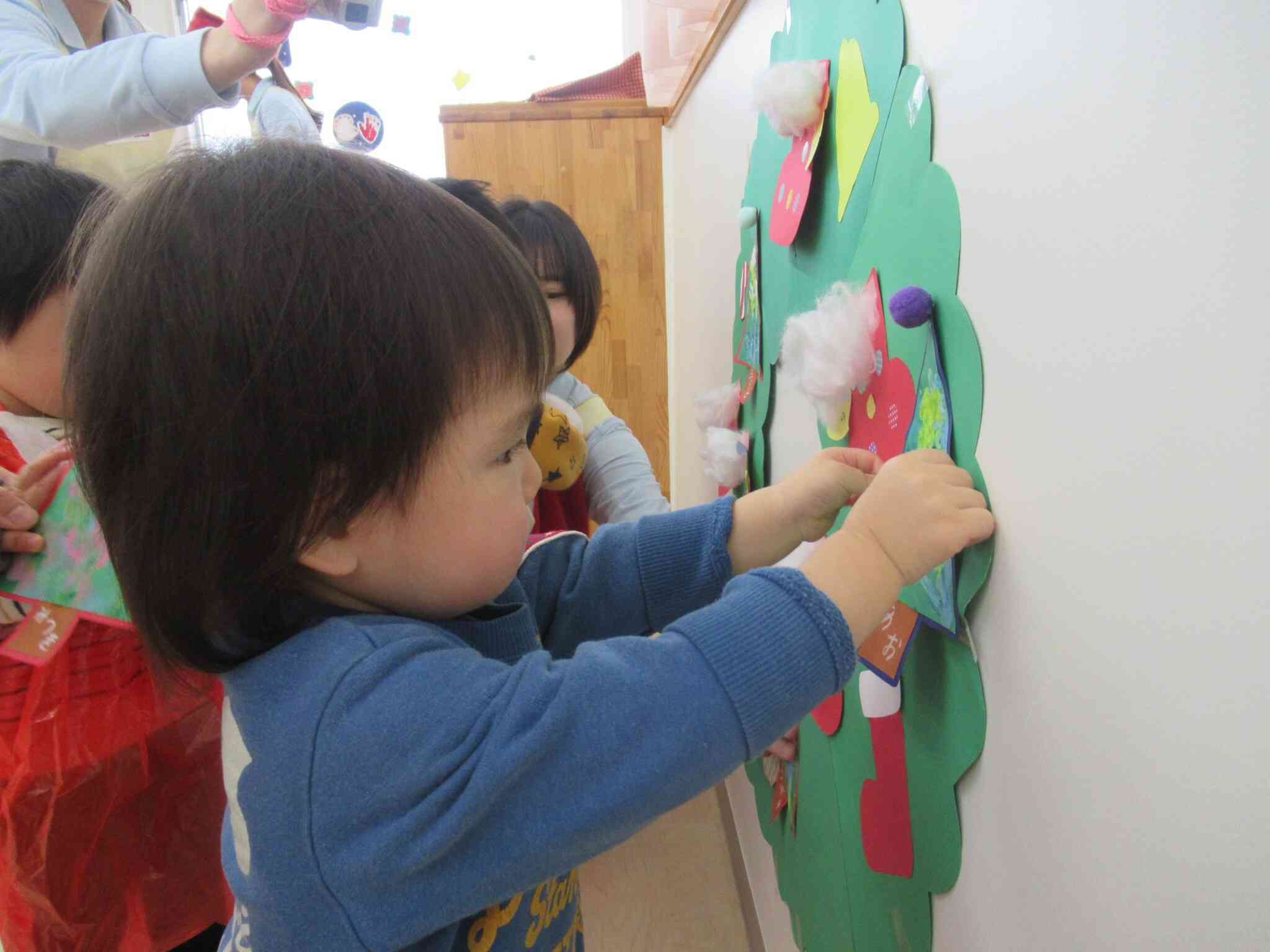 リースの飾り付けをするよ