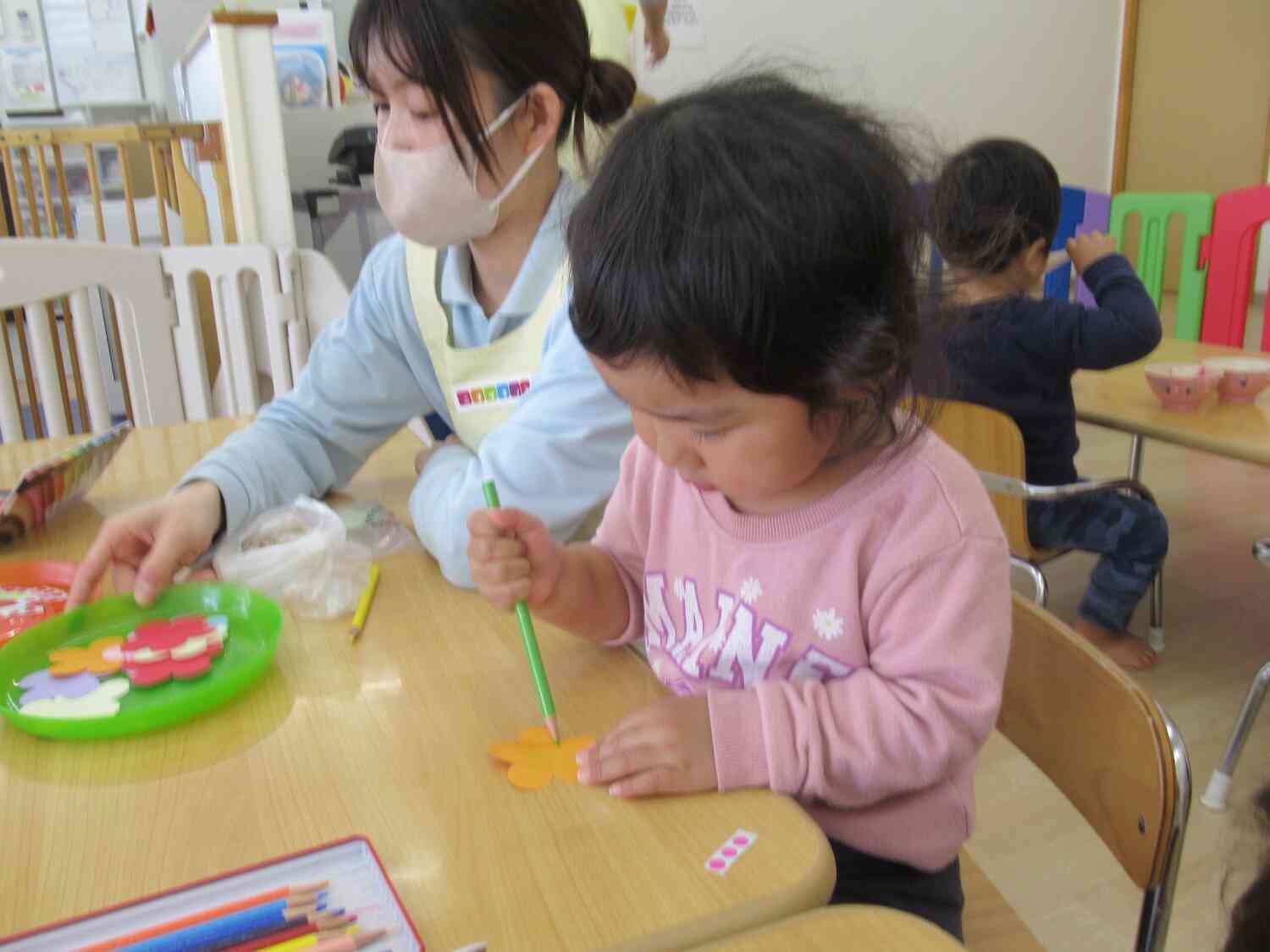 私は黄緑でかくよ！集中してかきかき…