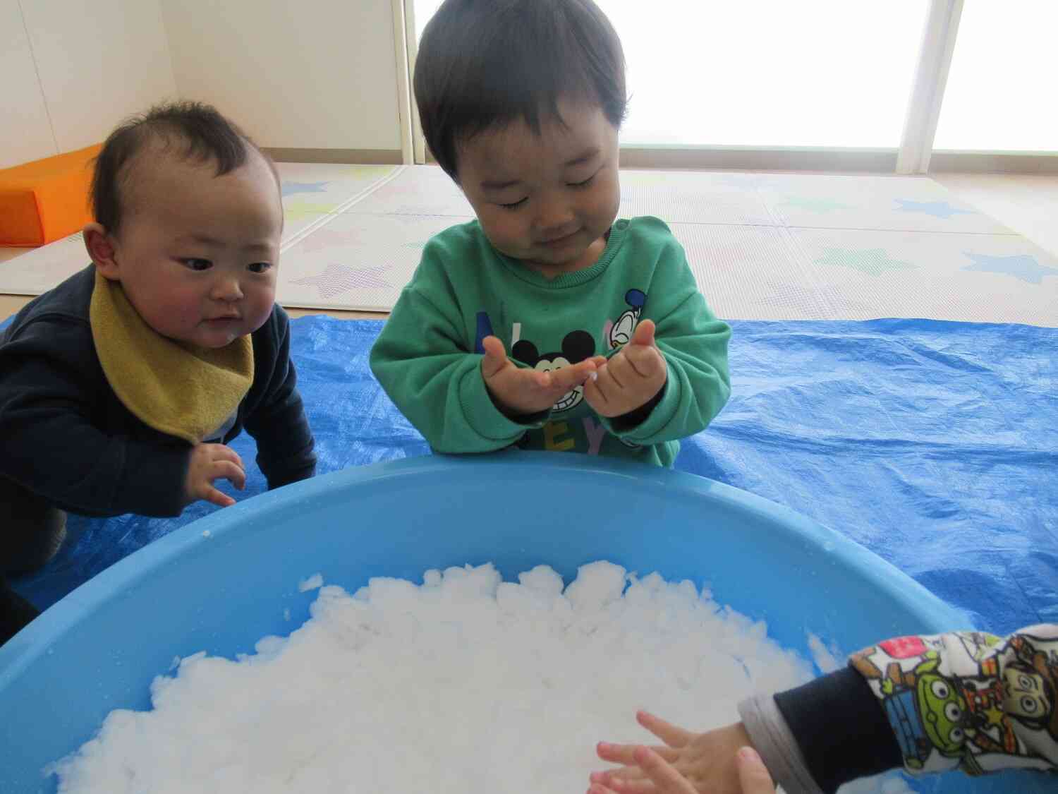 雪に触れてみたよ(ひよこ組)