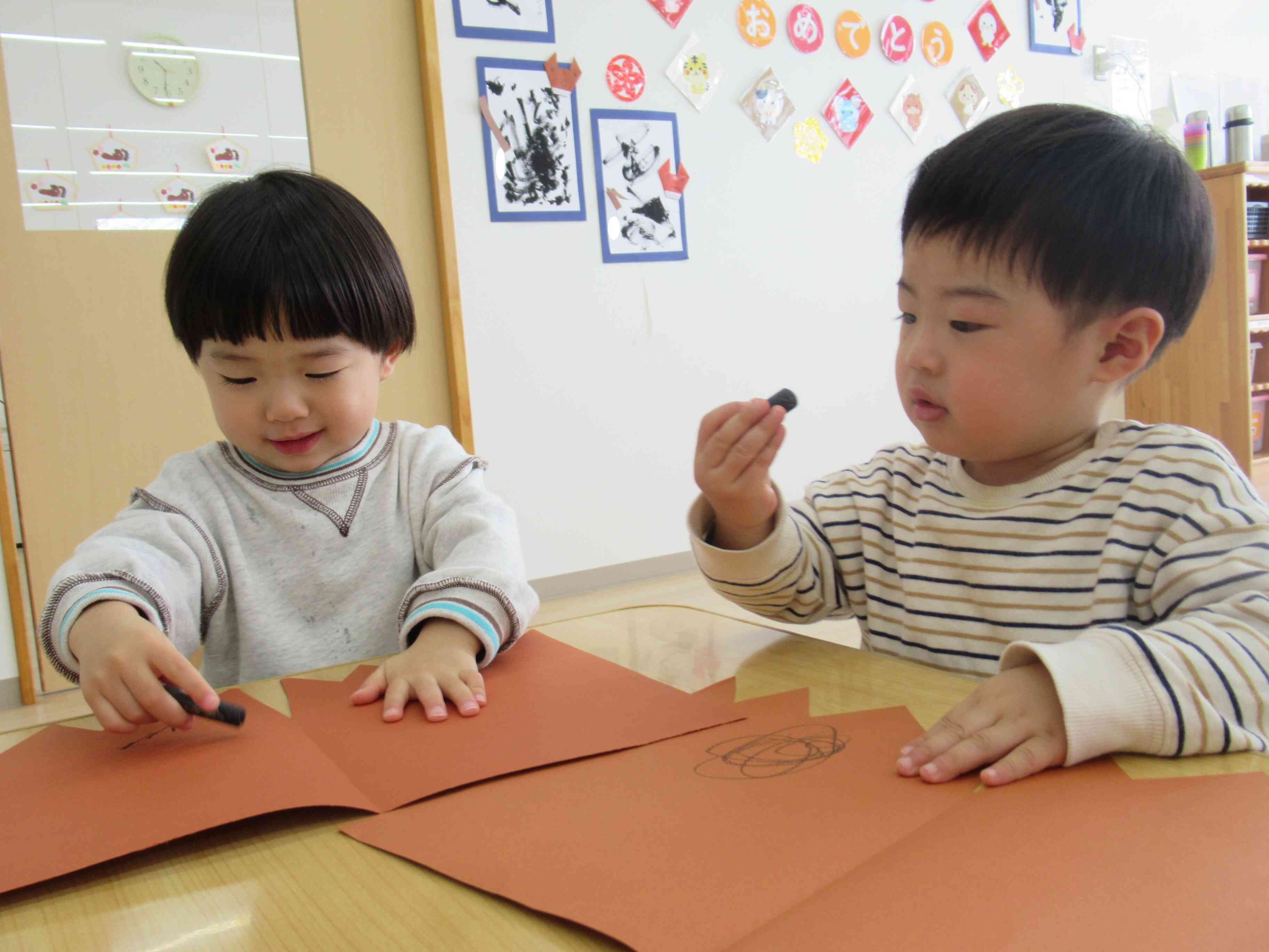 クレヨンで模様を描くよ