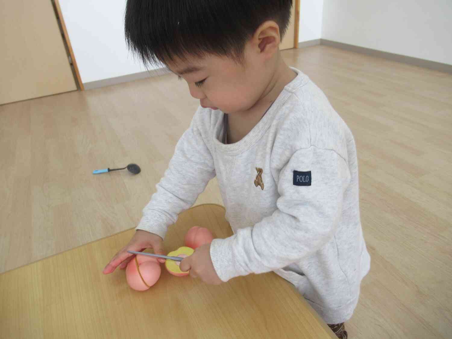 どんどん食べ物を切るよ