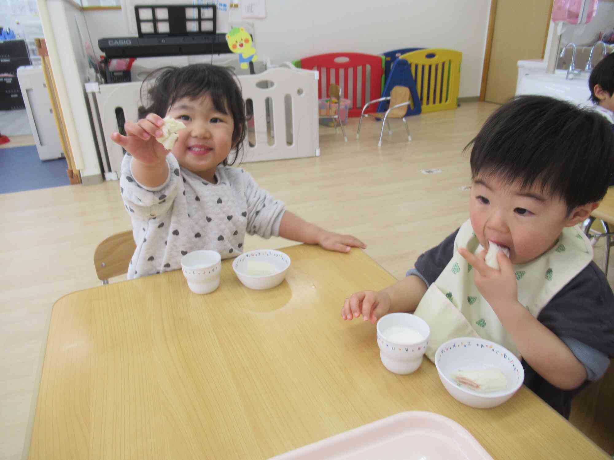 午後のおやつはロールサンド