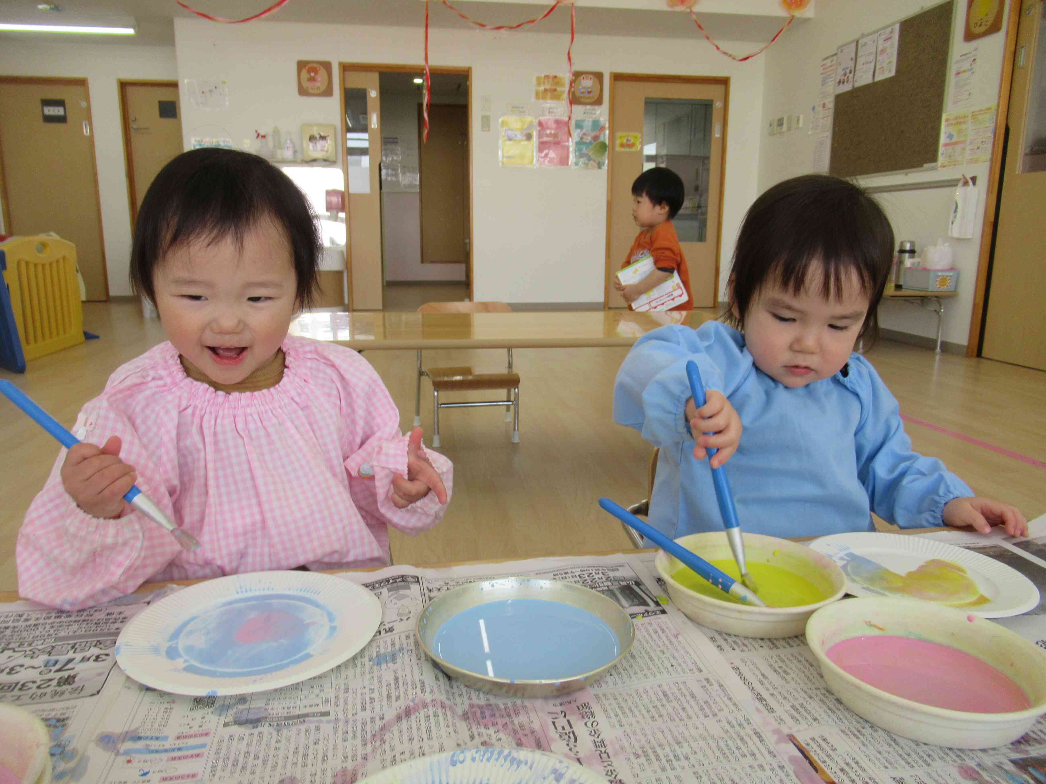 絵の具を使った製作の様子（あひる組）