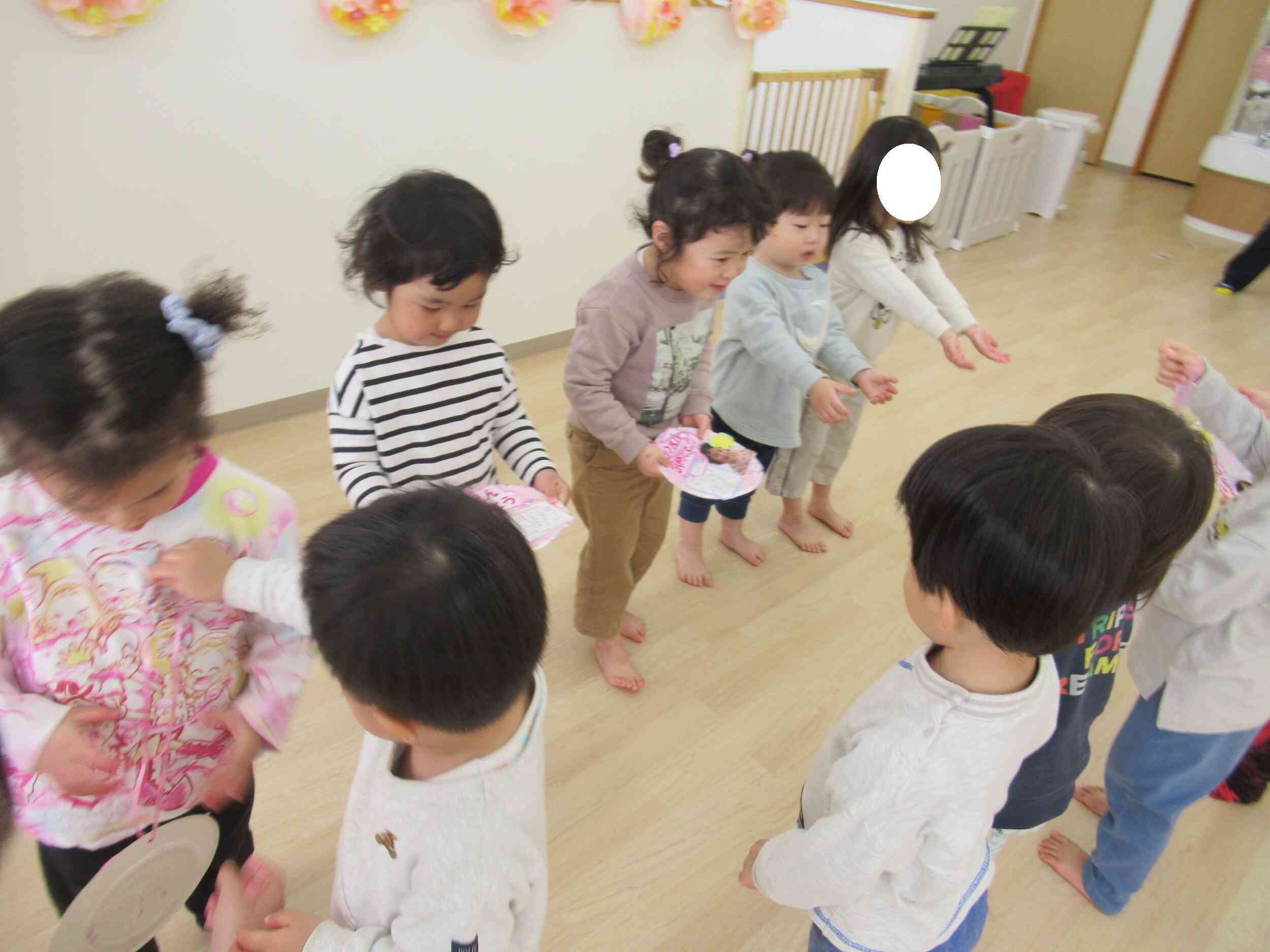 あひる組からプレゼントを渡しました