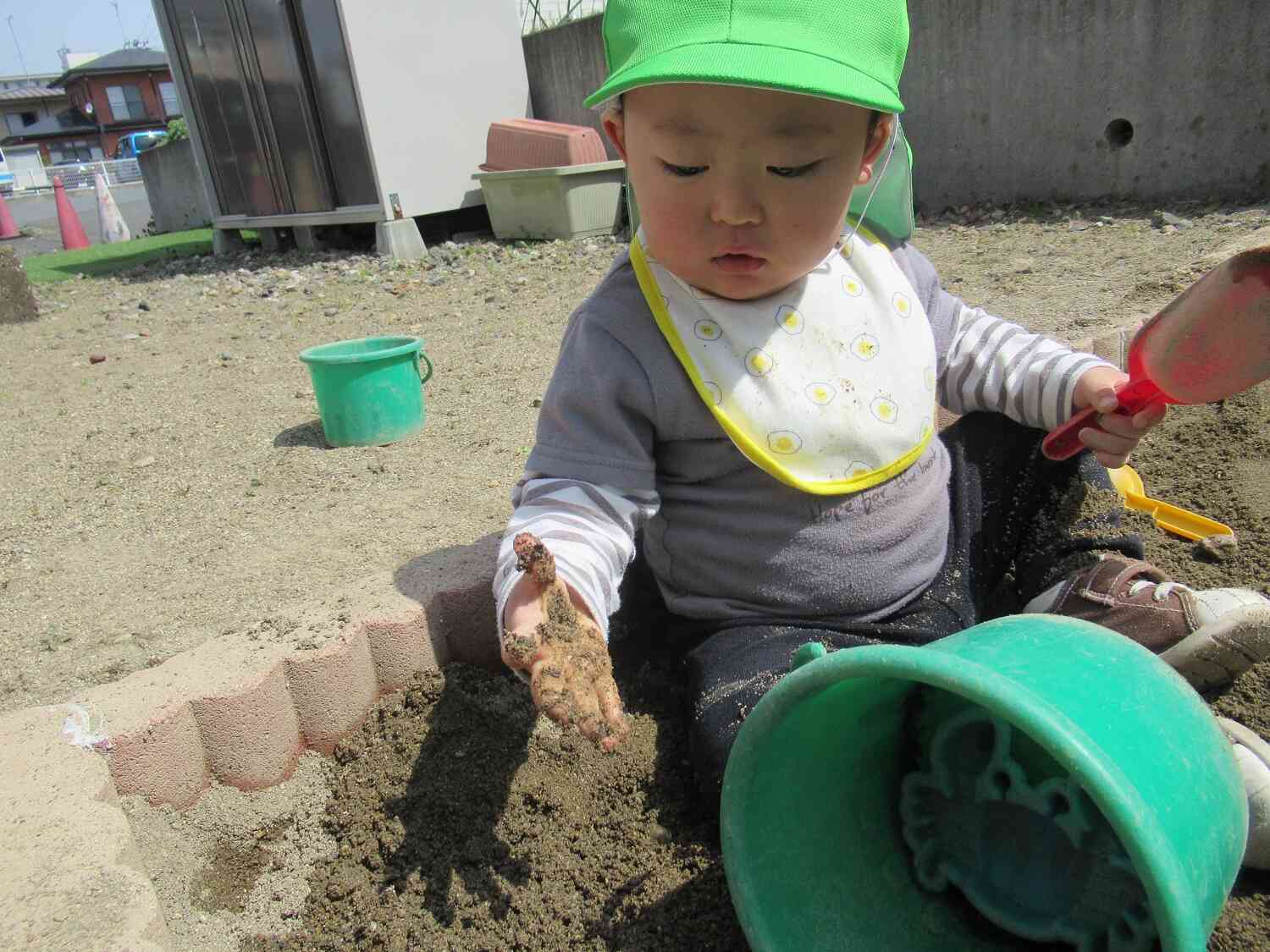 砂にふれてみるよ