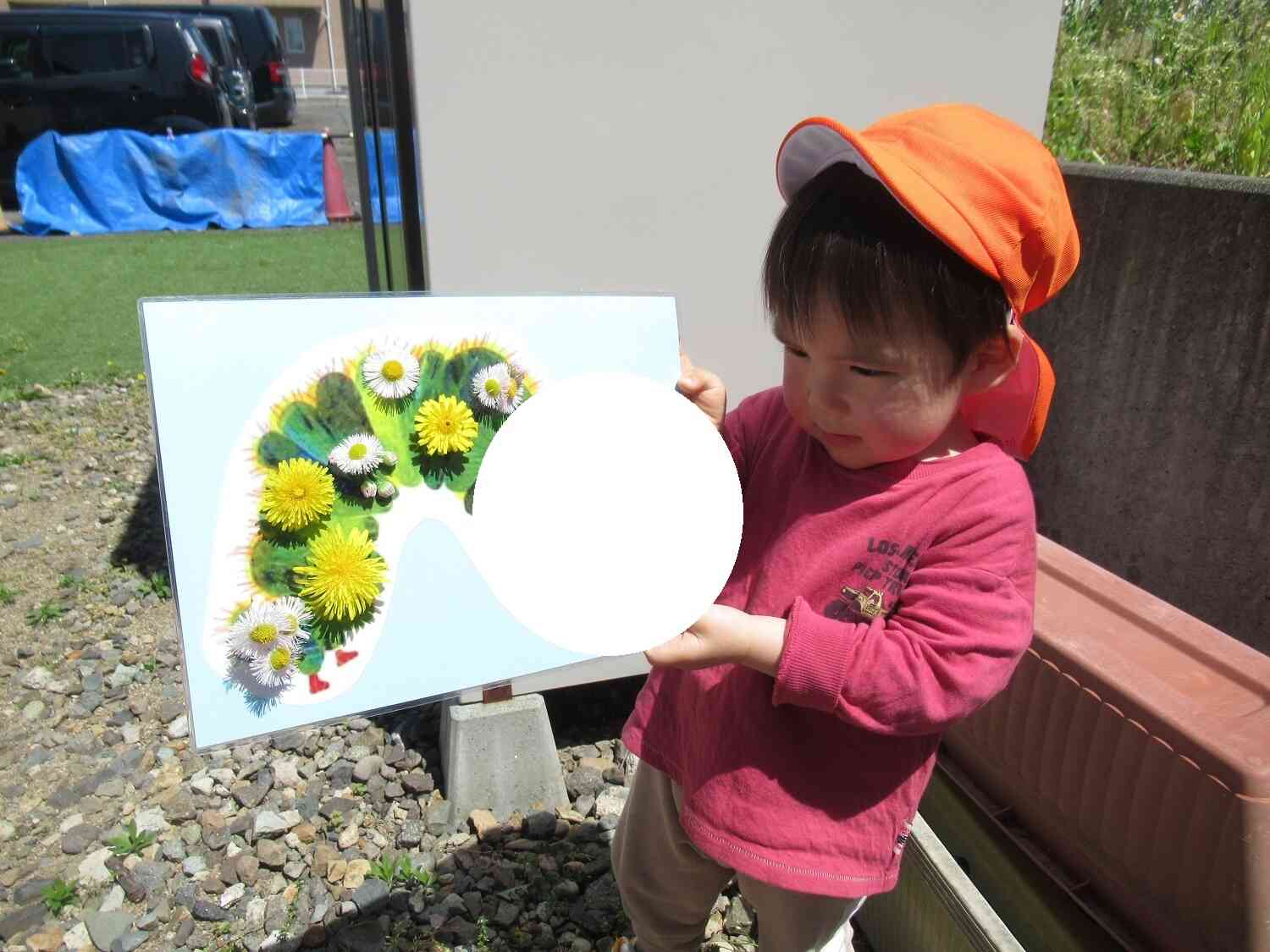 「あおむしさん、お花つけてあげるよー」